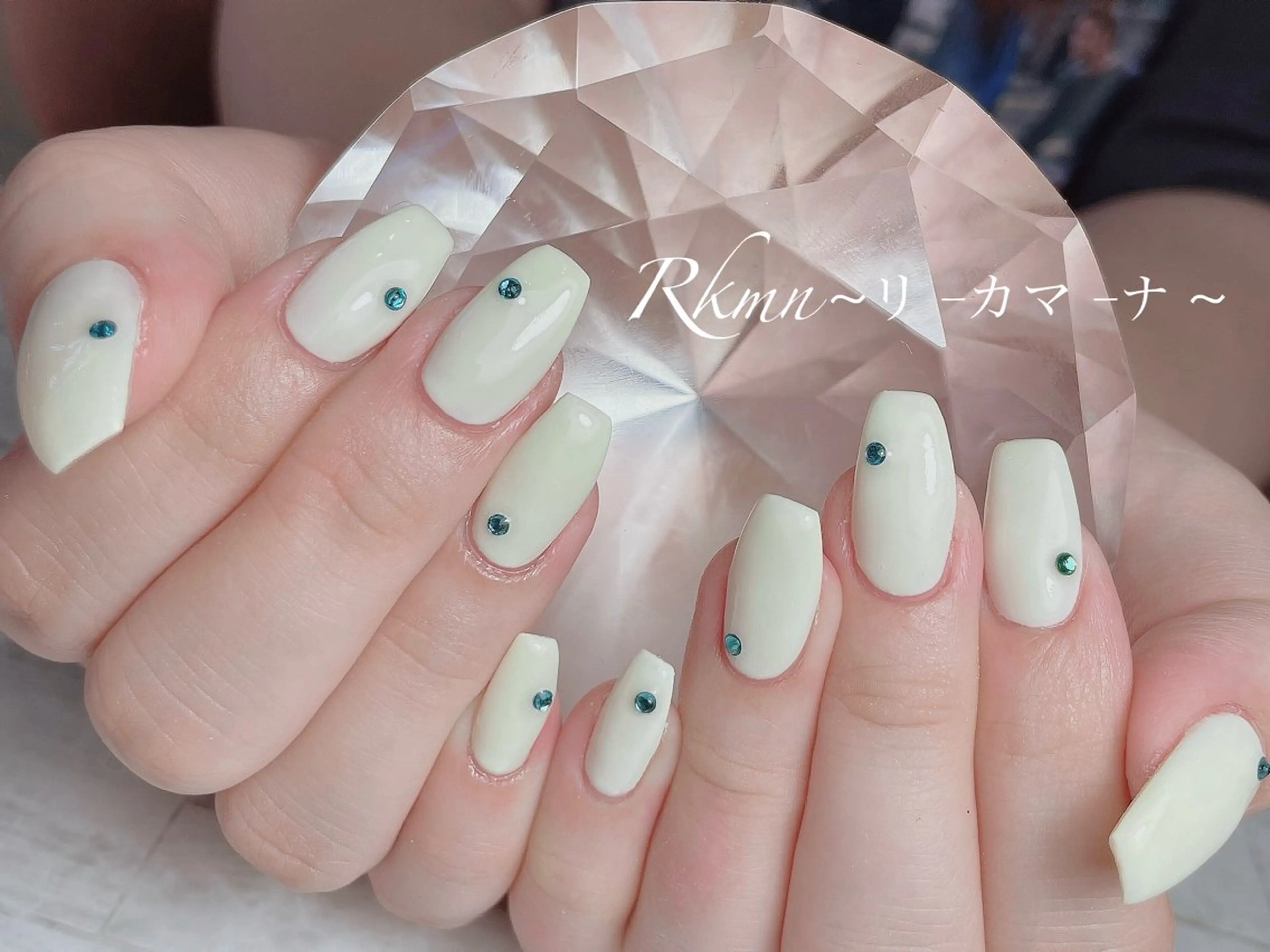 ネイル アートネイル 春ネイル ストーンネイル ホワイト 黄色 ハンドネイル フットネイル ハンドケア Rkmn ~リ-カマ-ナ~のネイルデザイン