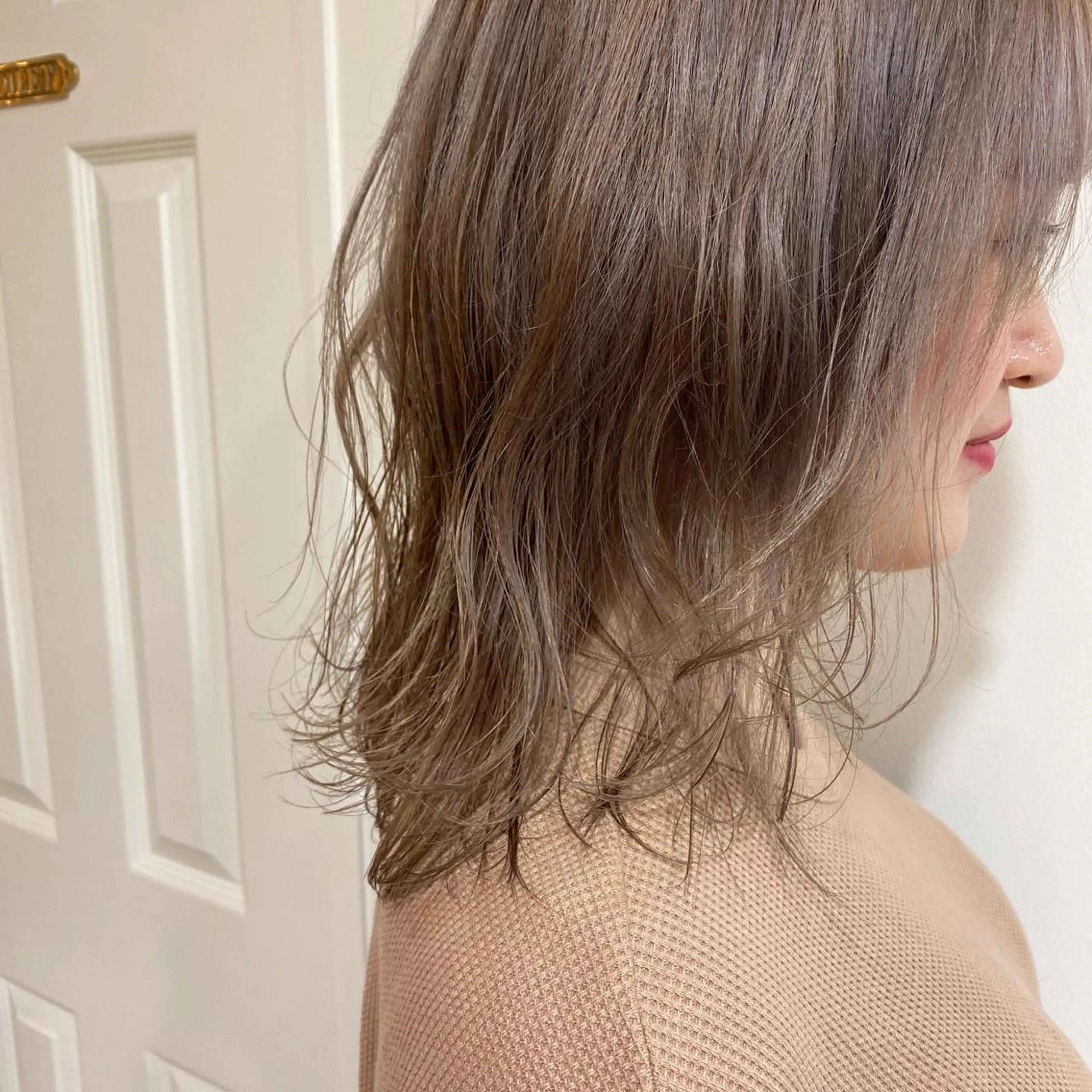 ミディアム カラー MIOベージュカラー 柔らかいカラーのヘアスタイル