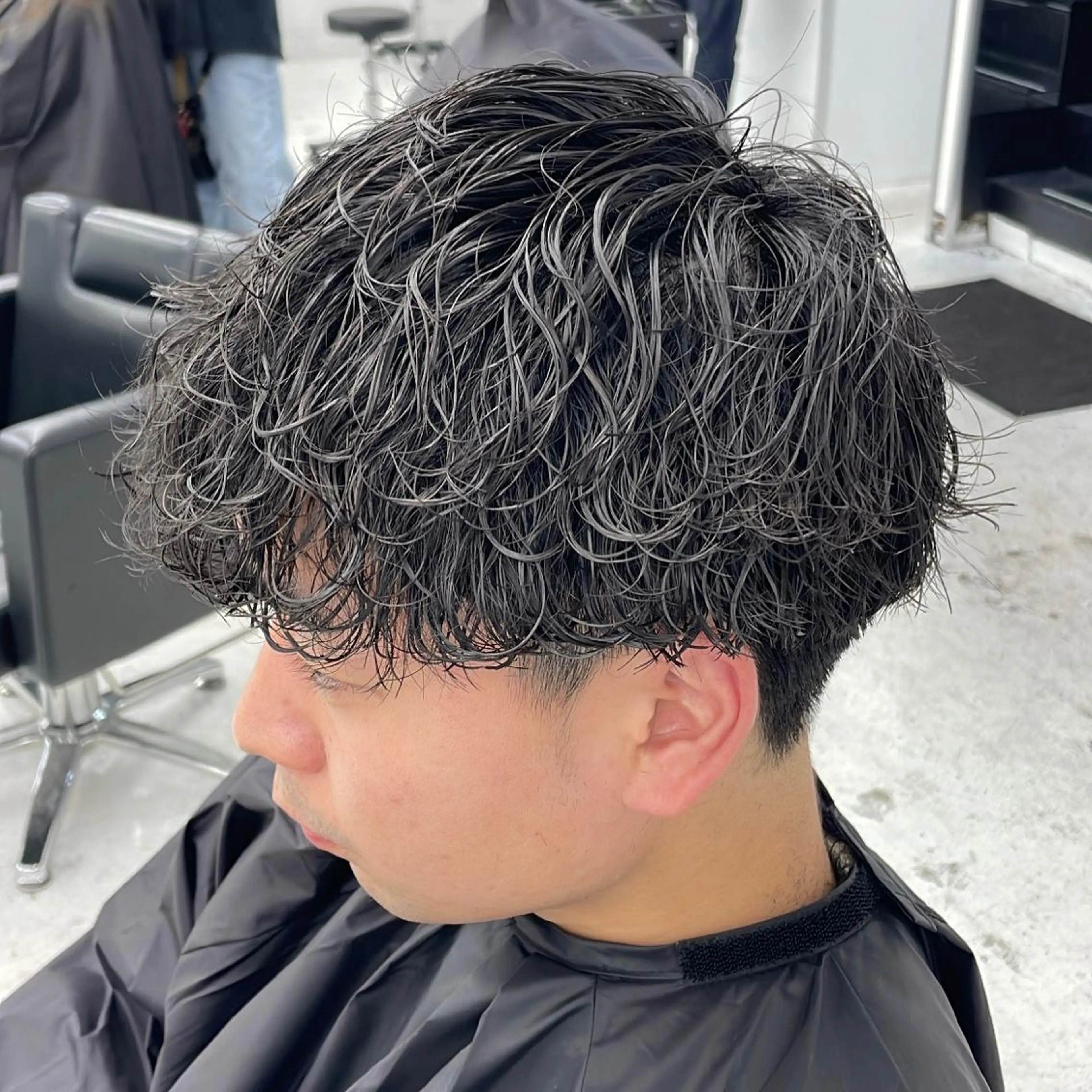 ミディアム パーマ メンズ ミディアムパーマ メンズパーマ 波巻きパーマ スパイラルパーマ 【柏メンズパーマ職人 】店長　KAZUMAのヘアスタイル