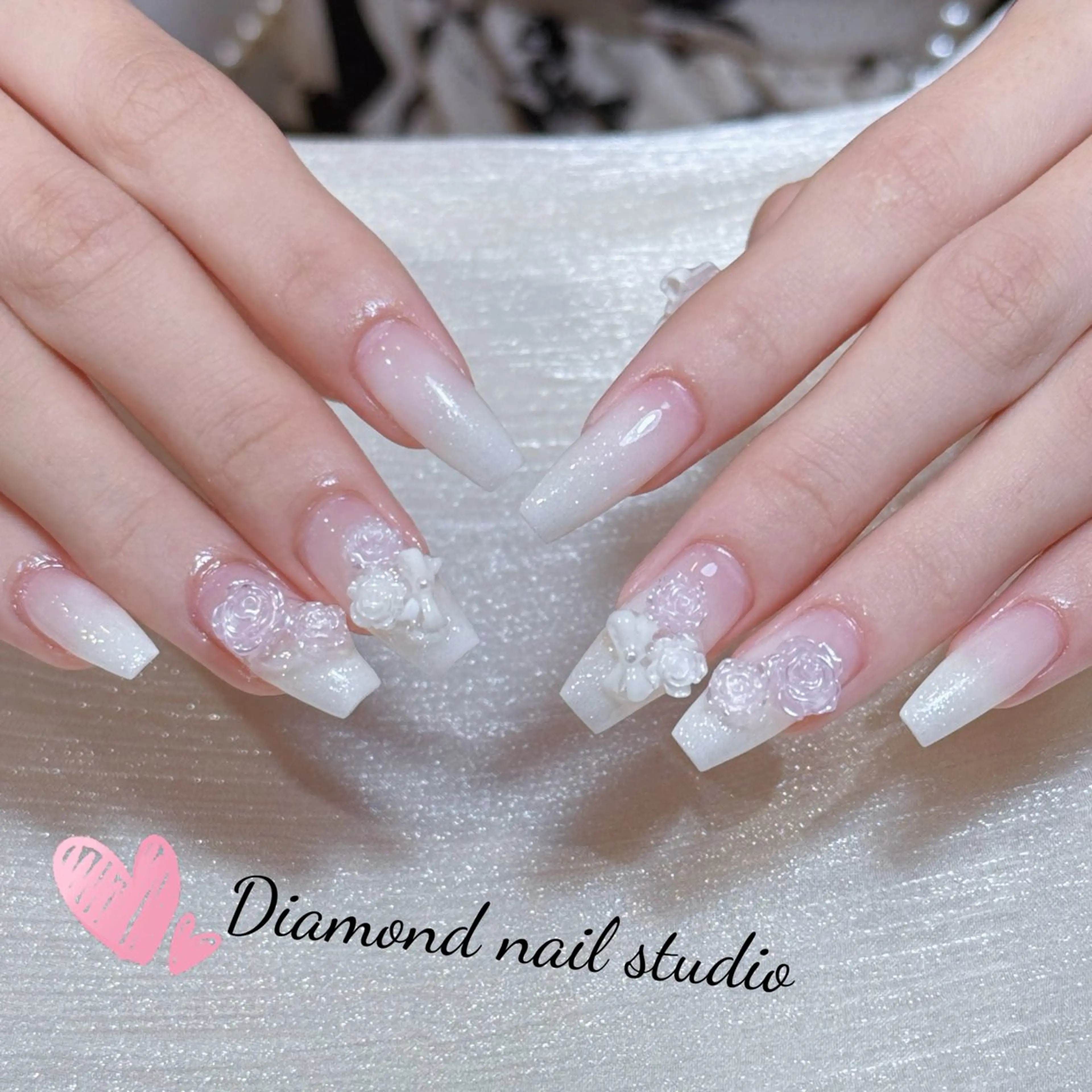 ネイル アートネイル オーロラネイル ガーリー キラキラネイル 韓国ネイル ハンドネイル ハンドケア Momo 🍓のネイルデザイン