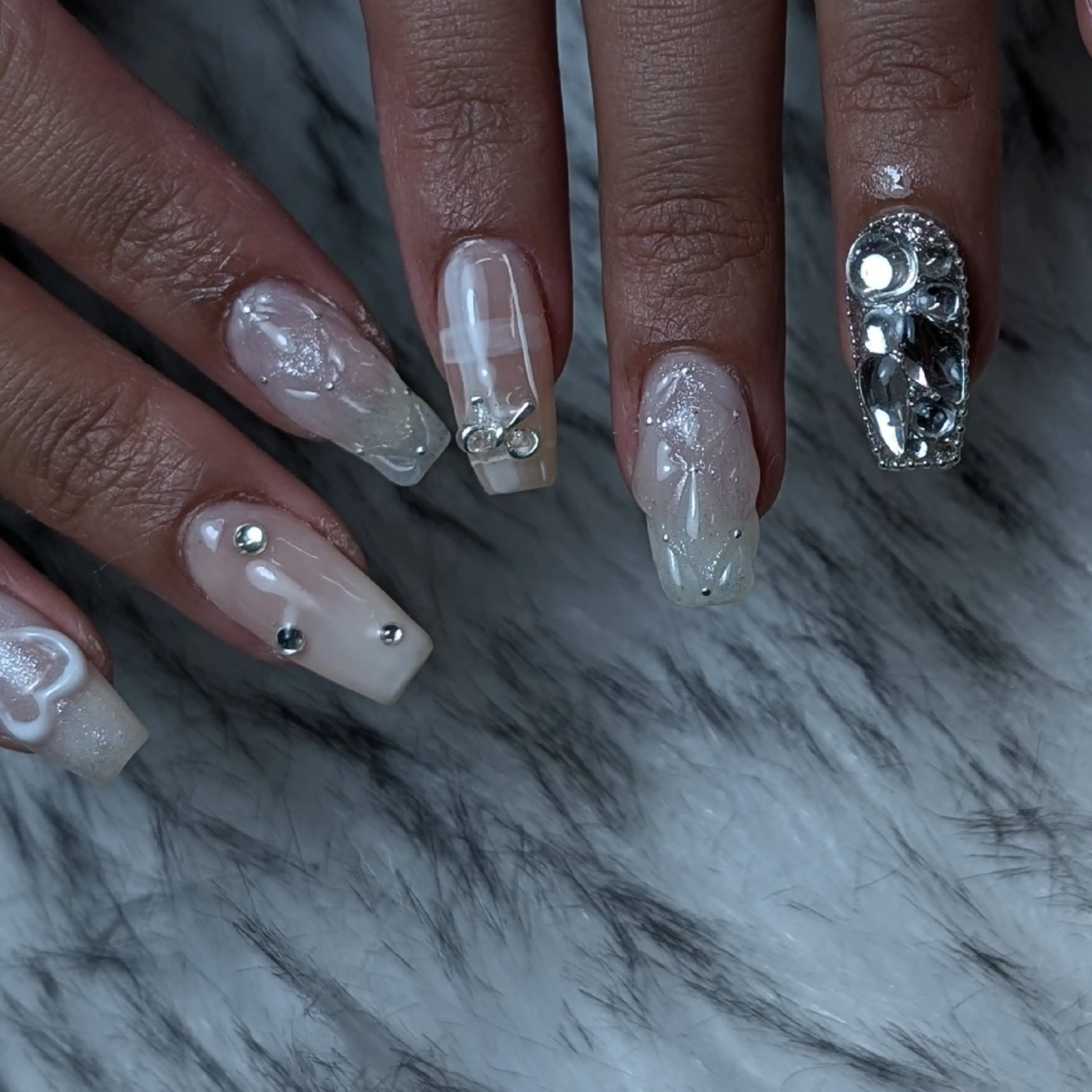 ネイル ハンドネイル RUNWAY 　　の眉毛・アイブロウイメージ