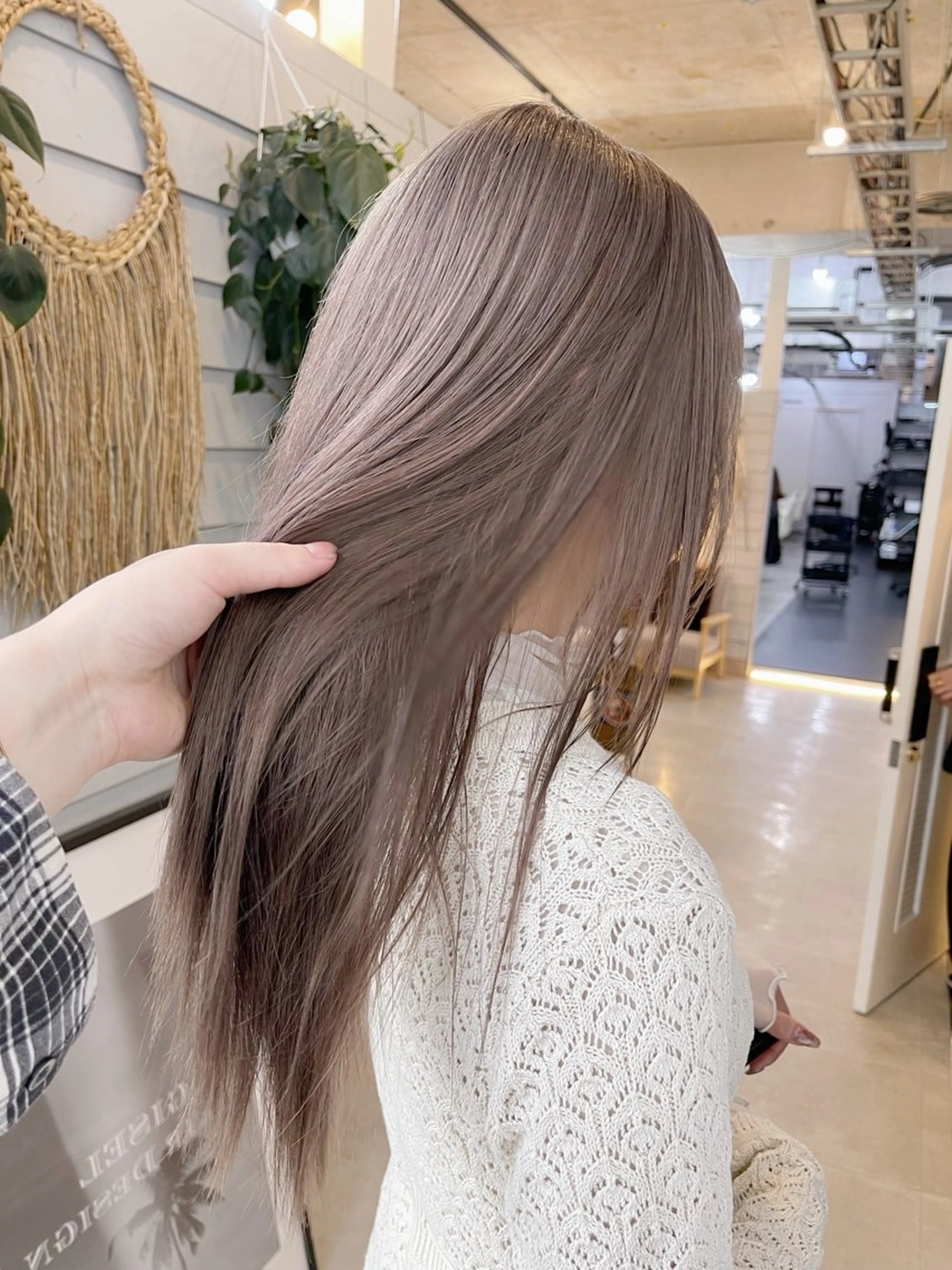 セミロング カラー ベージュカラー ミルクティーベージュ ピンクカラー ピンクベージュ AiM 大名　似合わせカットのヘアスタイル