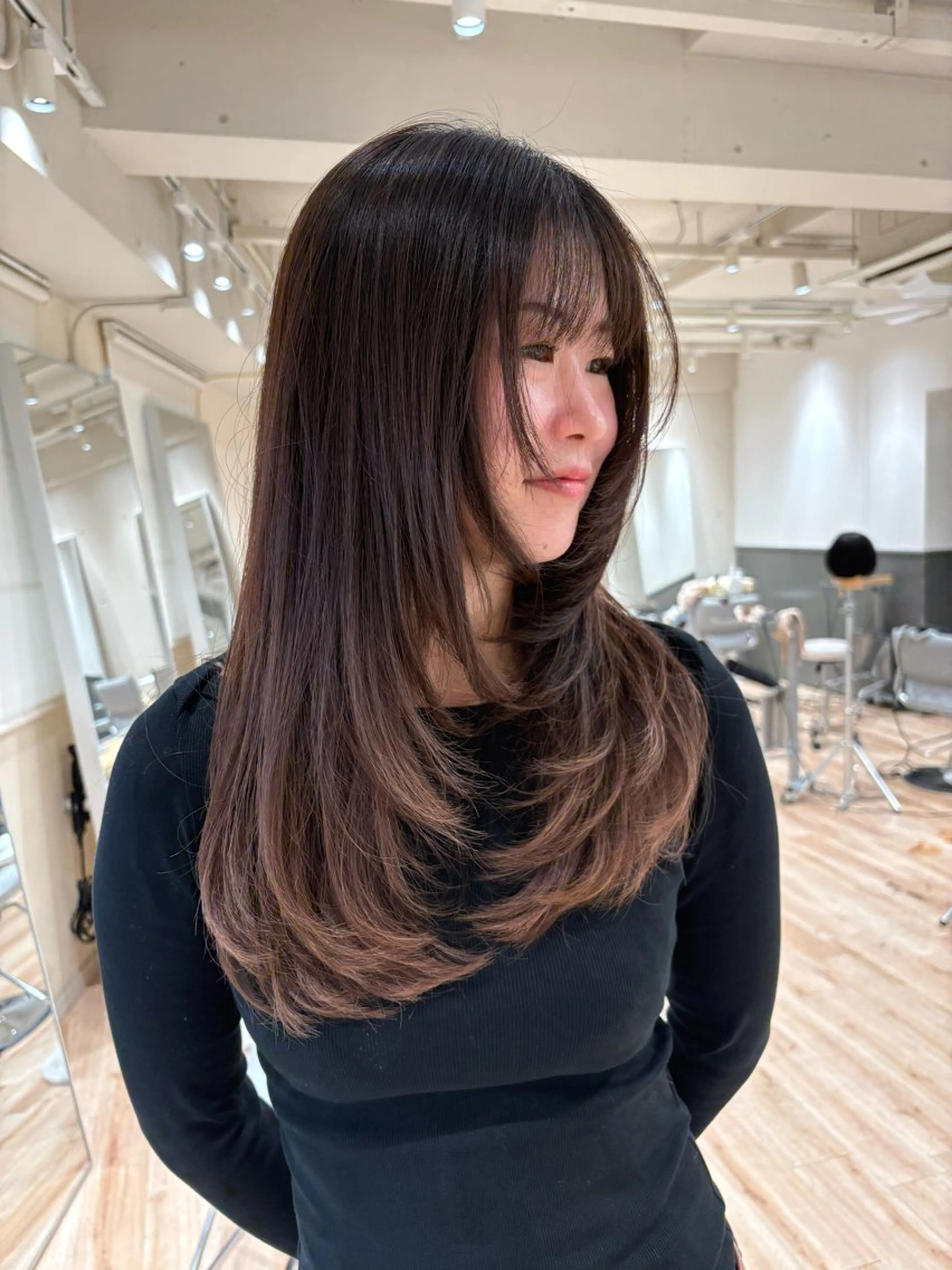 ロング 顔周りカット ハイレイヤー レイヤーカット 与那嶺 亜美のヘアスタイル