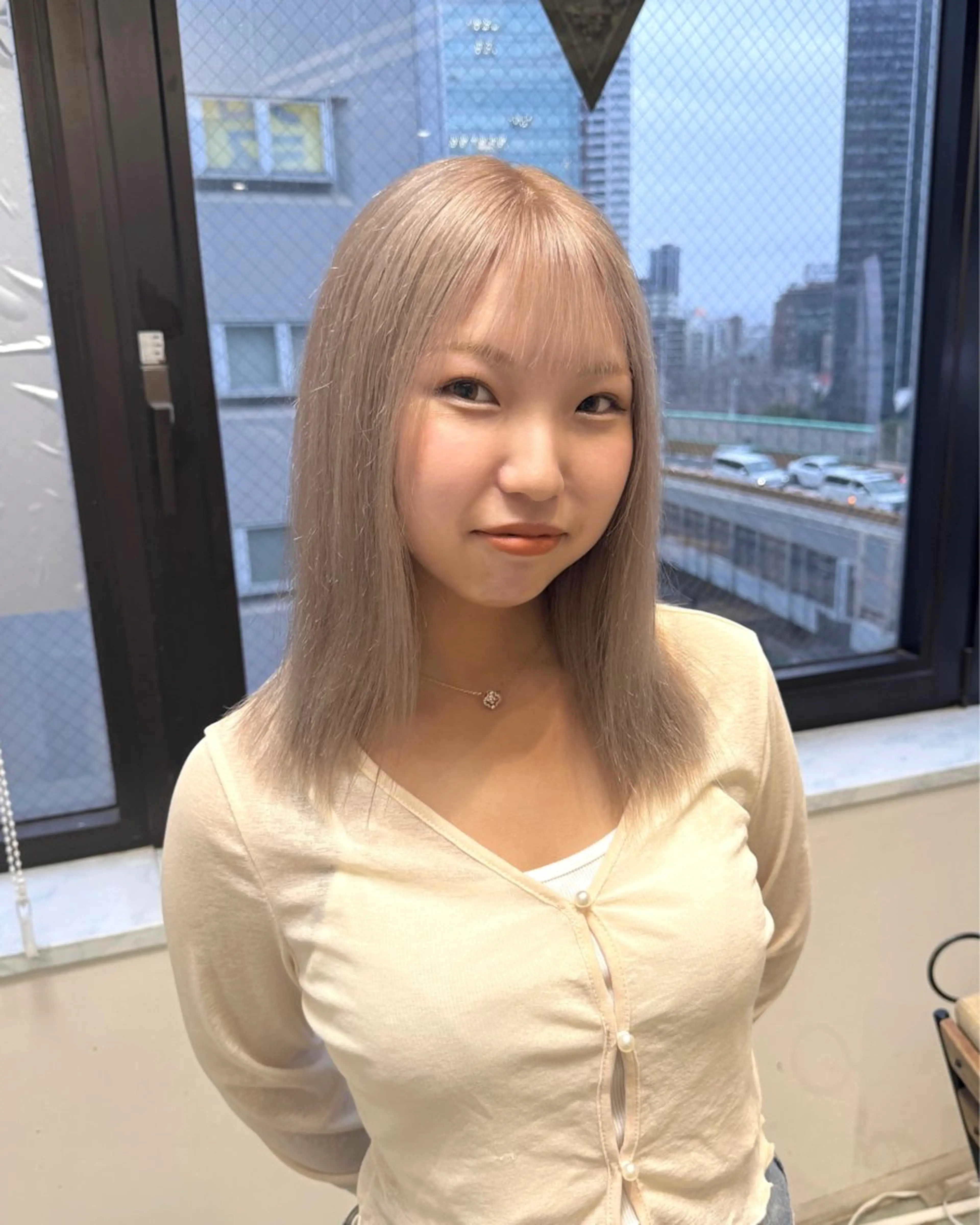 ショート カラー ベージュカラー ブリーチ ホワイトベージュ ヘアカラー fuka/梅田/ ミルクティーベージュのヘアスタイル