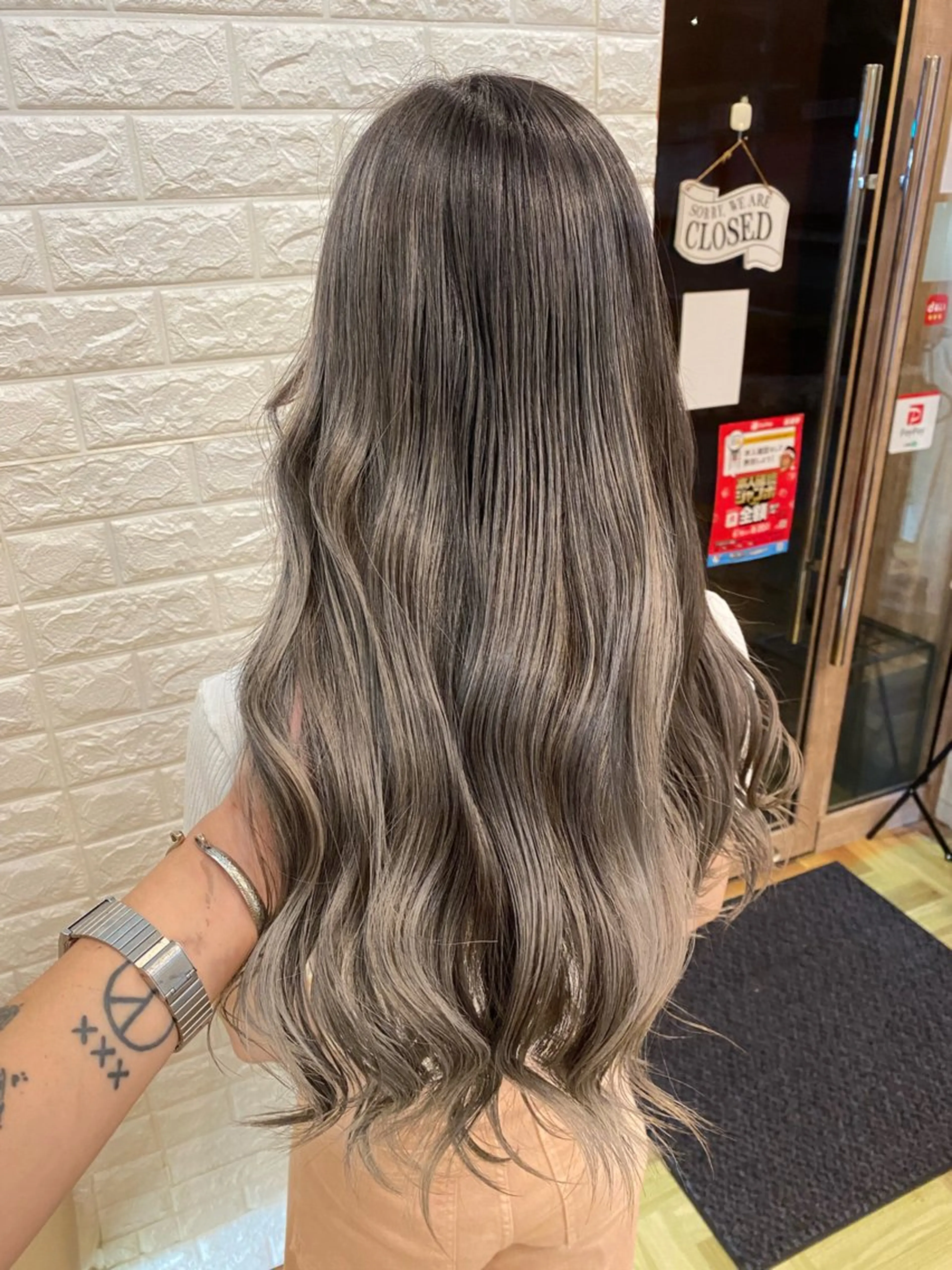 [上質筋感ハイライトorバレイヤージュ] カット✂︎＋ブリーチ1回​〜​＋イルミナカラーの写真