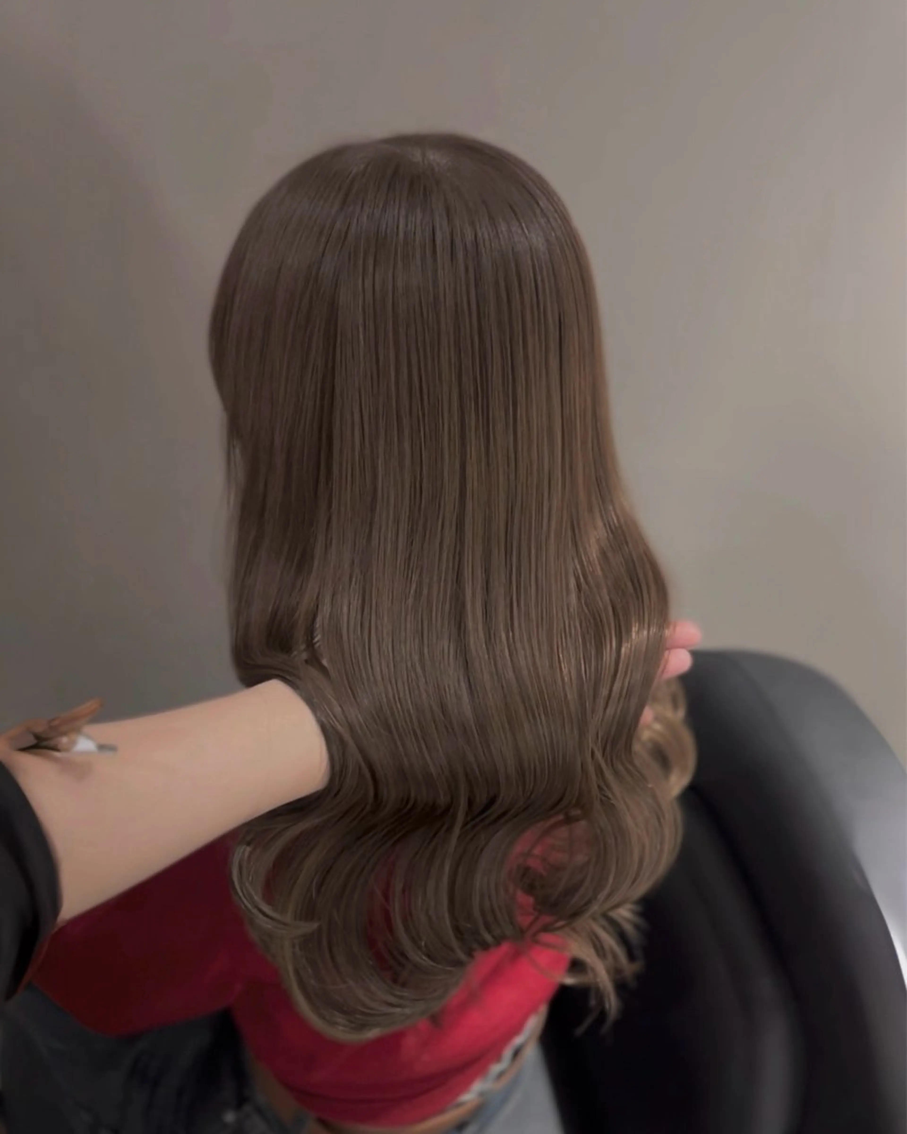 ロング カラー パーマ アッシュ アッシュグレー アッシュグレージュ ベージュカラー ブリーチ カット ヘアカラー トリートメント ブリーチなし/ ベージュ/akiraのヘアスタイル