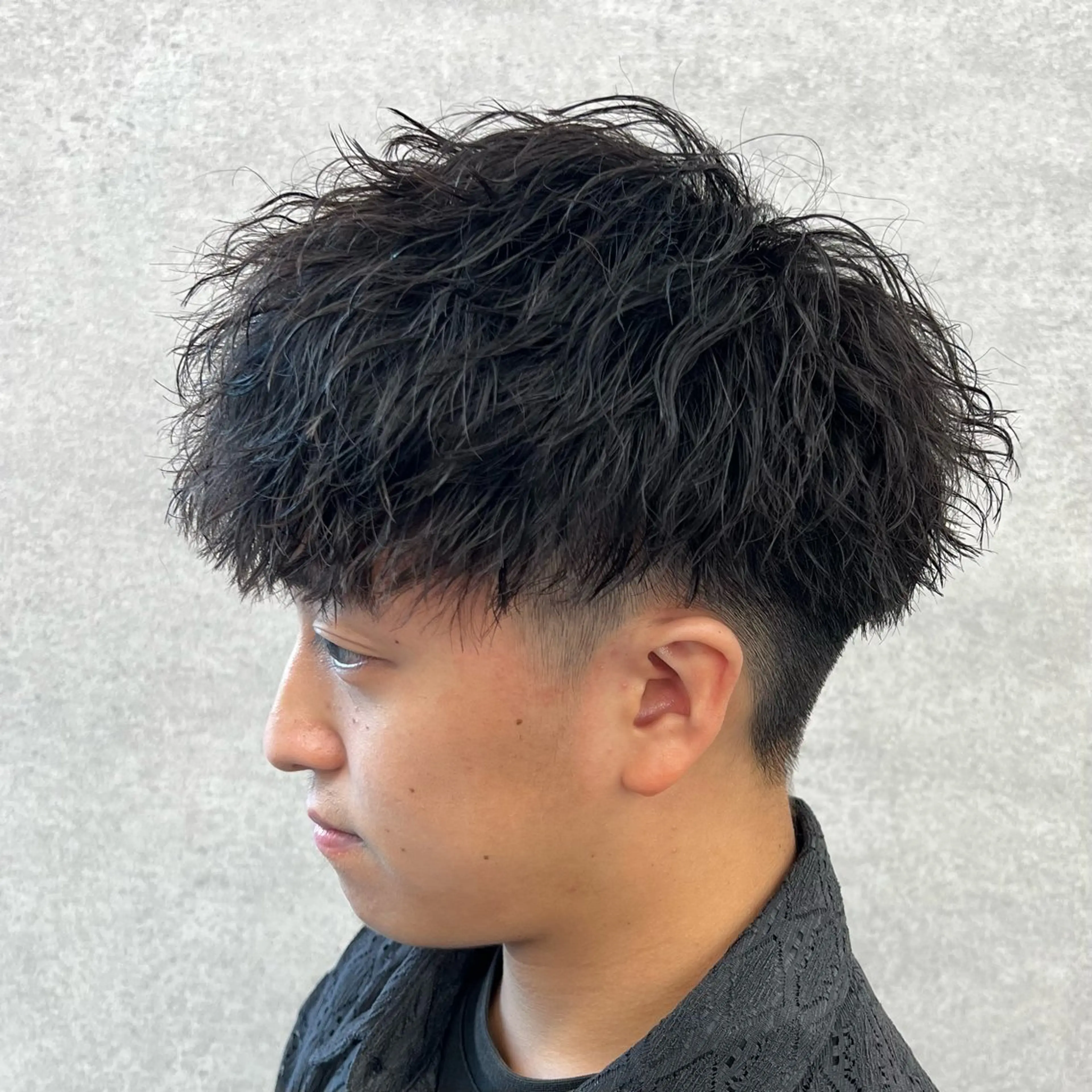 ショート カラー パーマ ヘアアレンジ メンズ センターパート メンズハイライト メンズメッシュ マッシュ メンズパーマ 仕上がり満足度No. 1🔥BLUCK🔥のヘアスタイル