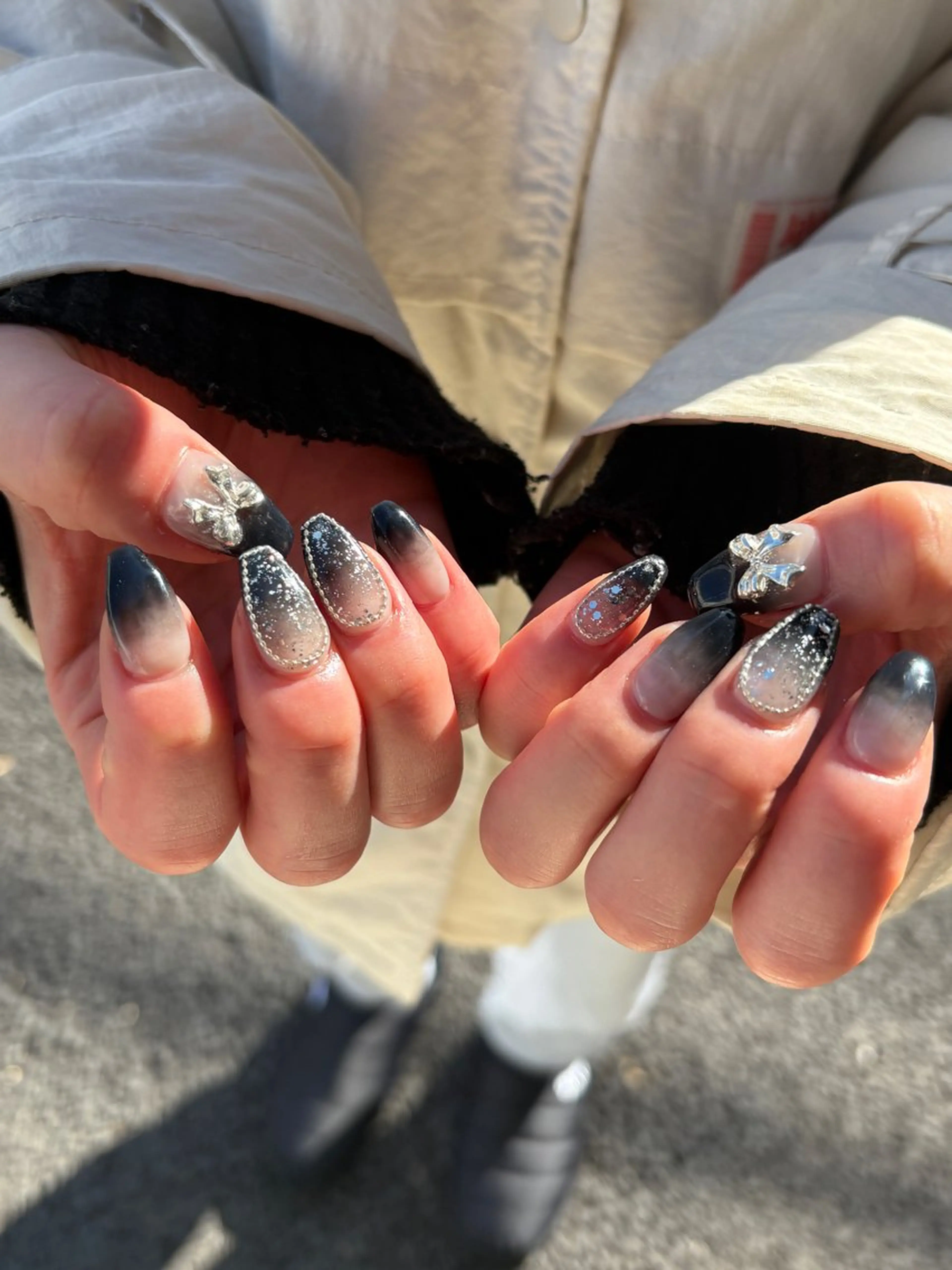 ネイル キラキラネイル ラメ(グリッター) ロングネイル リボン シルバー ハンドネイル acs.n所属・ネイル，耳つぼ 風間すみれのその他イメージ