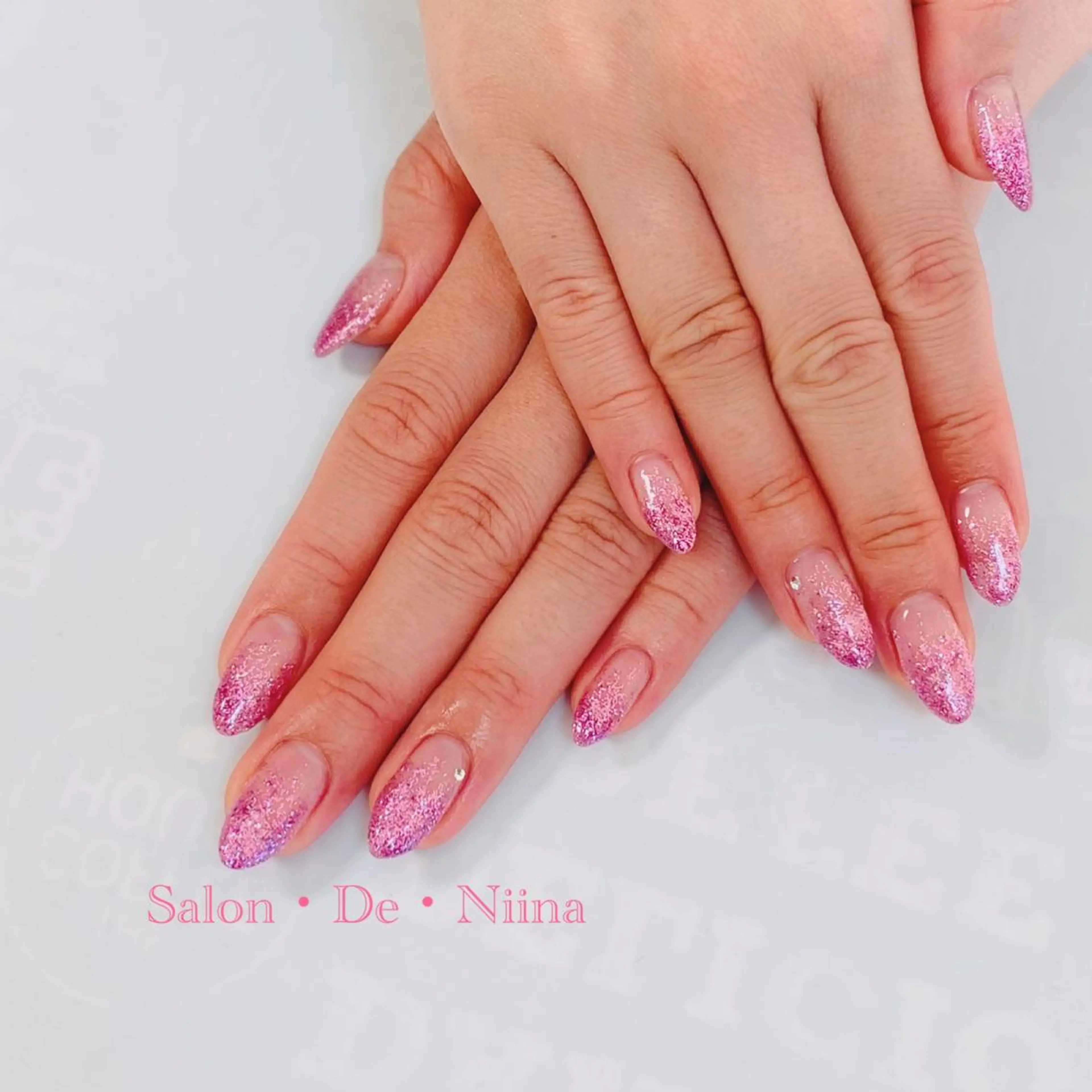 ネイル グラデーション ラメ(グリッター) ラメグラデーション ストーンネイル Salon•de•Niina所属・ボディビルダーSal on.DeNiinaのネイルデザイン