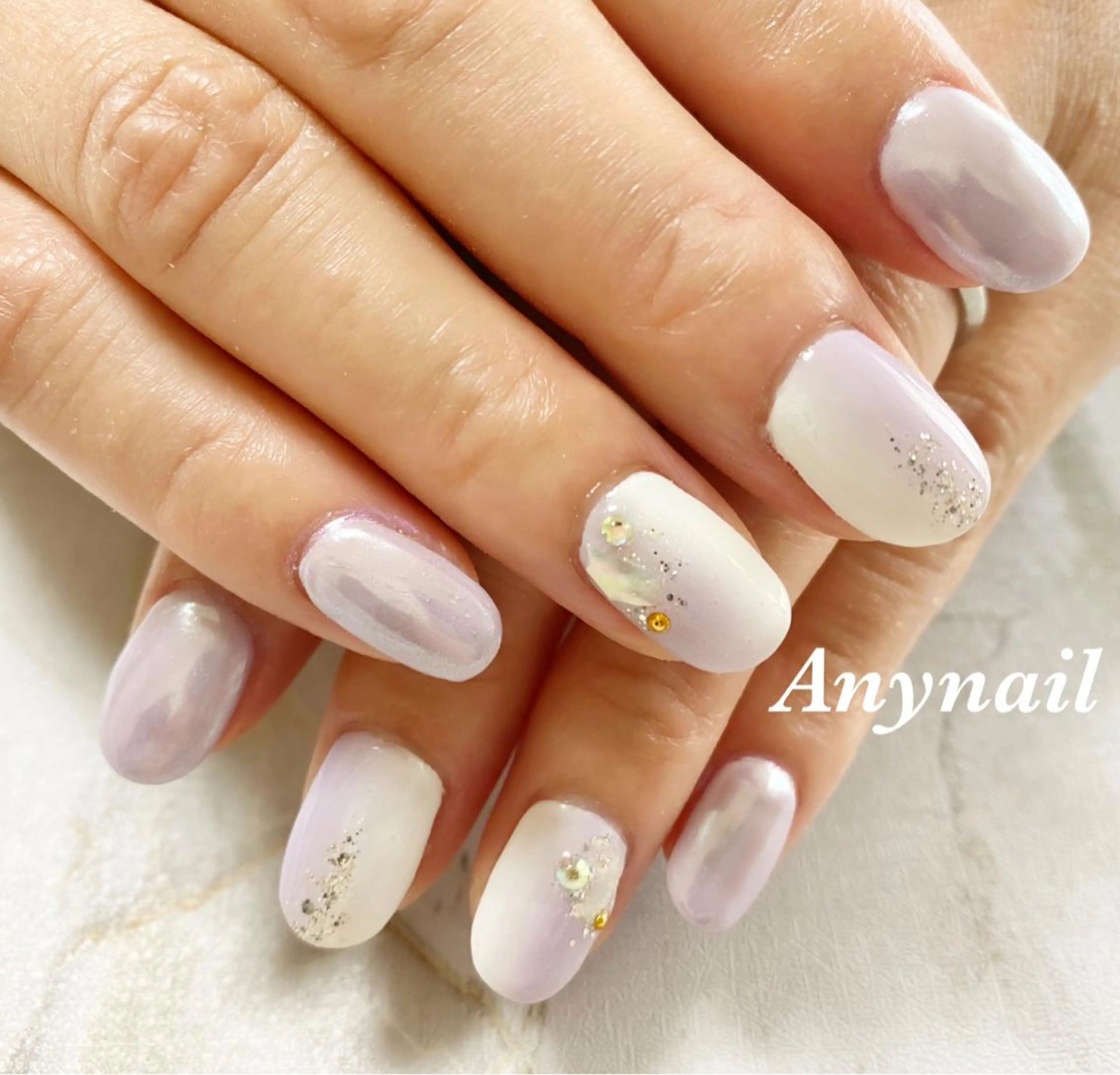 ネイル ブルー グラデーション ミラーネイル 夏ネイル ホワイト ハンドネイル 岩澤 恵子のネイルデザイン