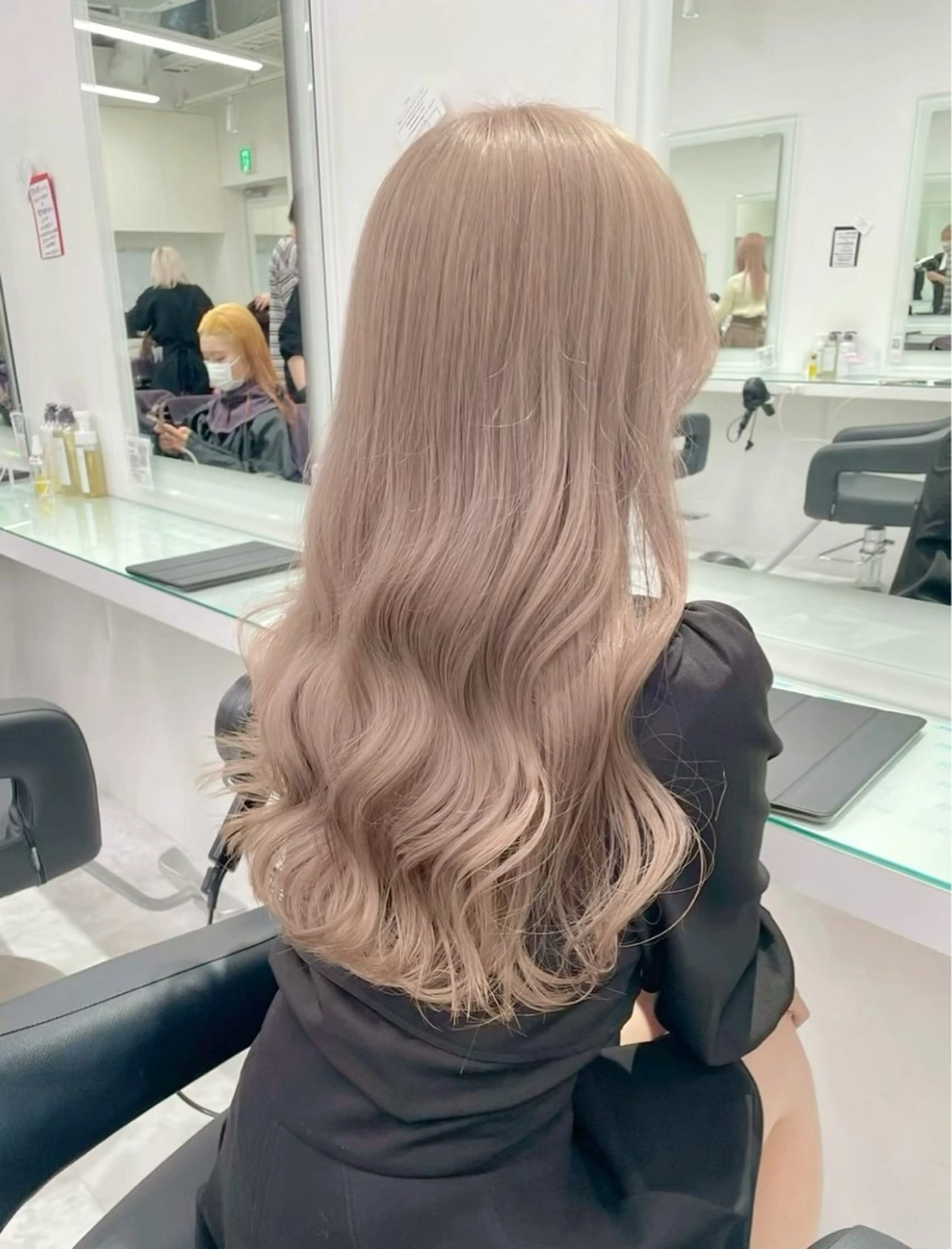 ロング カラー 🖤ハイトーン× レイヤー🖤SARAのヘアスタイル