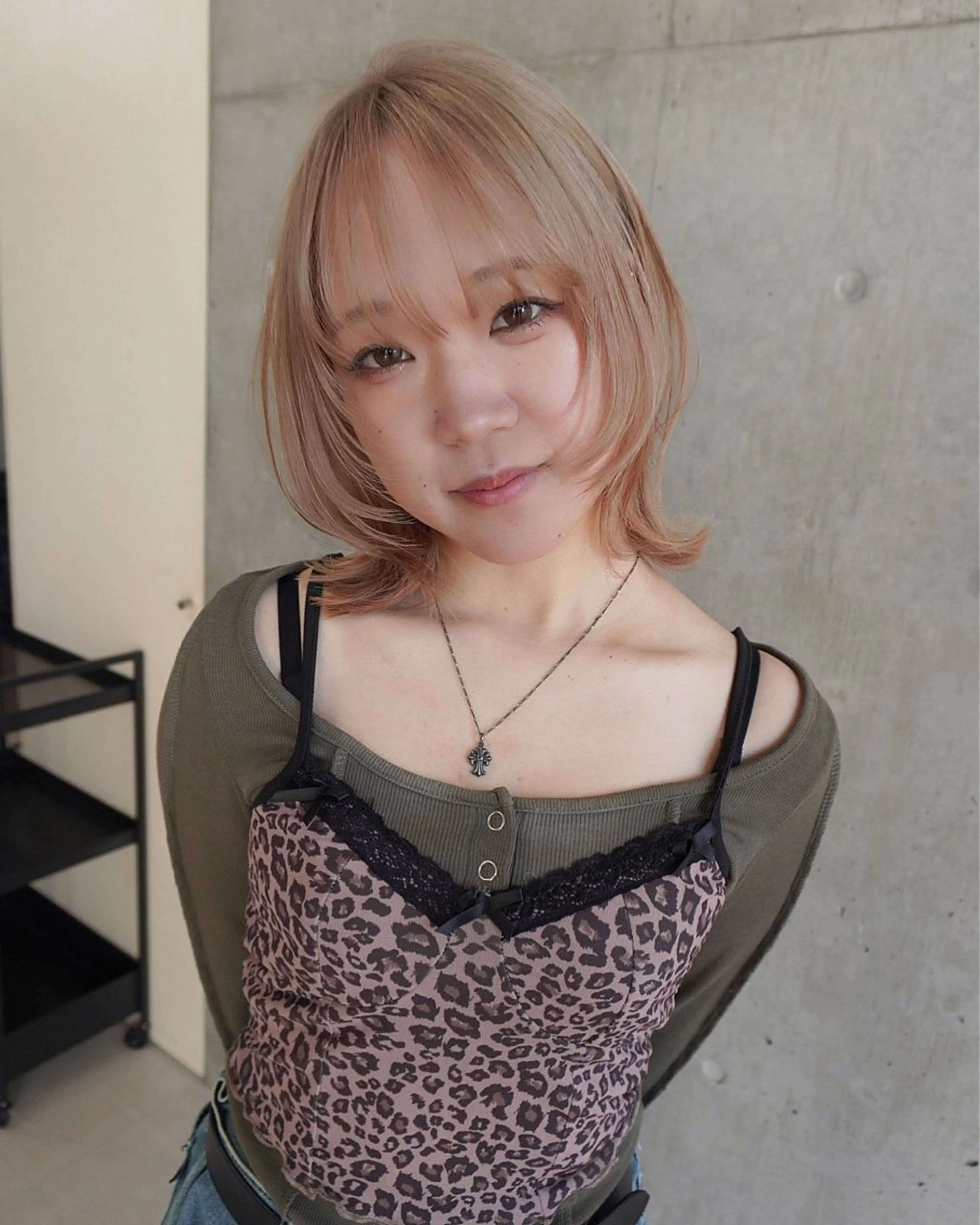 ミディアム カラー ベージュカラー ブリーチ ブロンド ダブルカラー ハイトーンカラー HOLON池袋所属・ウルフカット ハッシュカット/七海のヘアスタイル