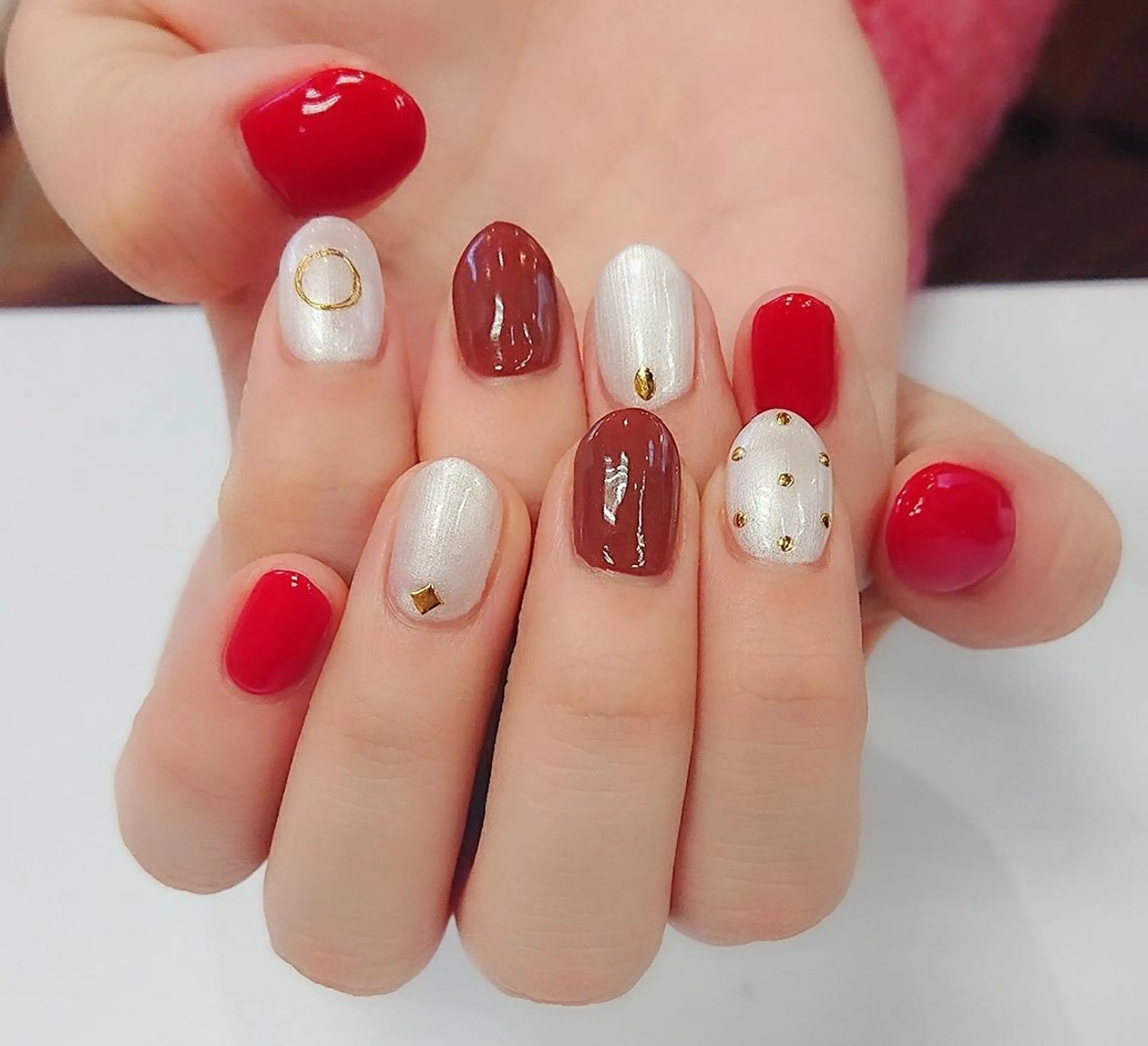 ネイル ブラウン 赤色 ホワイト フットネイル 🍒当日もOK🍒 𝑳𝑼𝑵𝑨花井のネイルデザイン