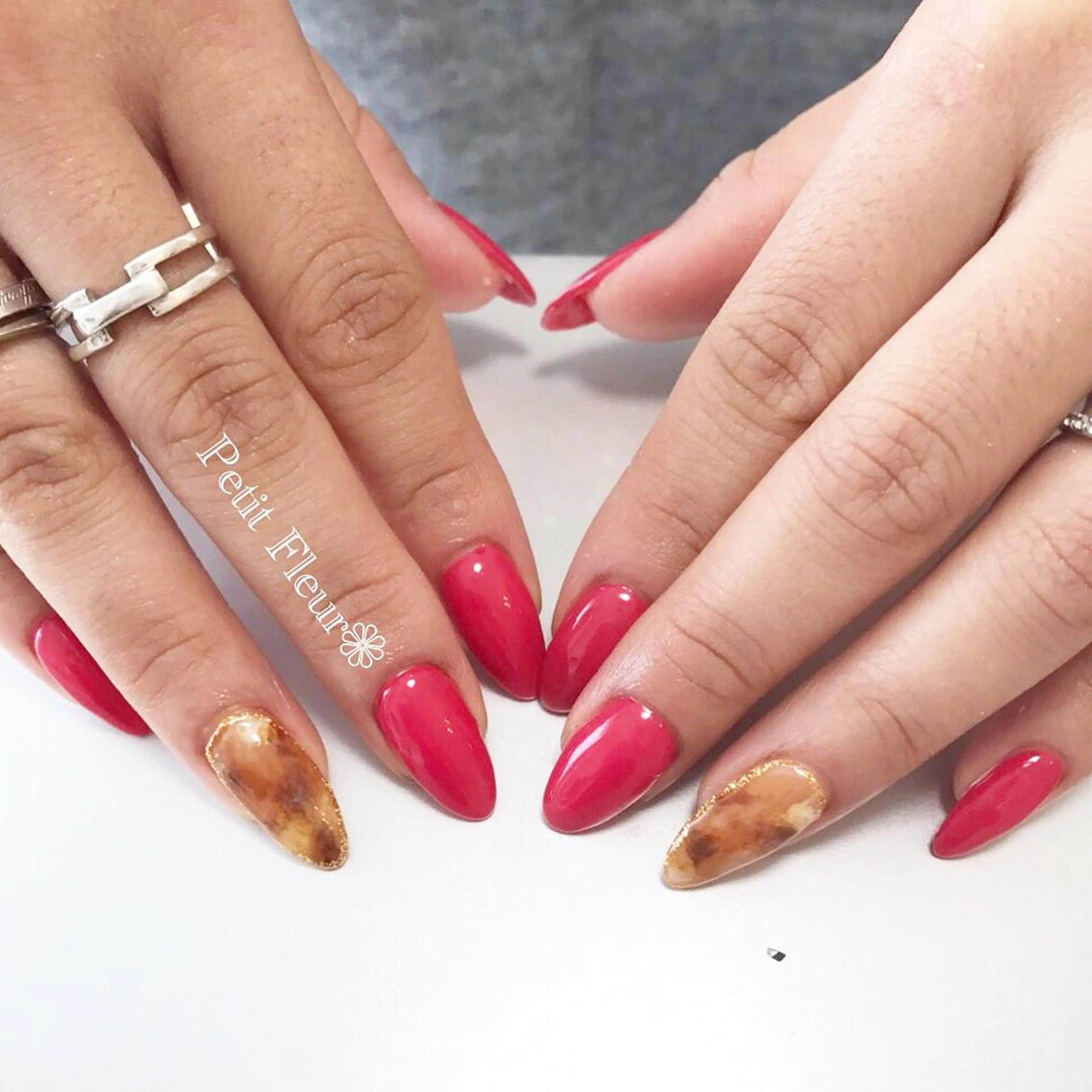 ネイル べっ甲ネイル ワンカラーネイル 赤色 シンプルネイル Petit Fleur所属・青柳 亜梨奈のマツエク・マツパデザイン