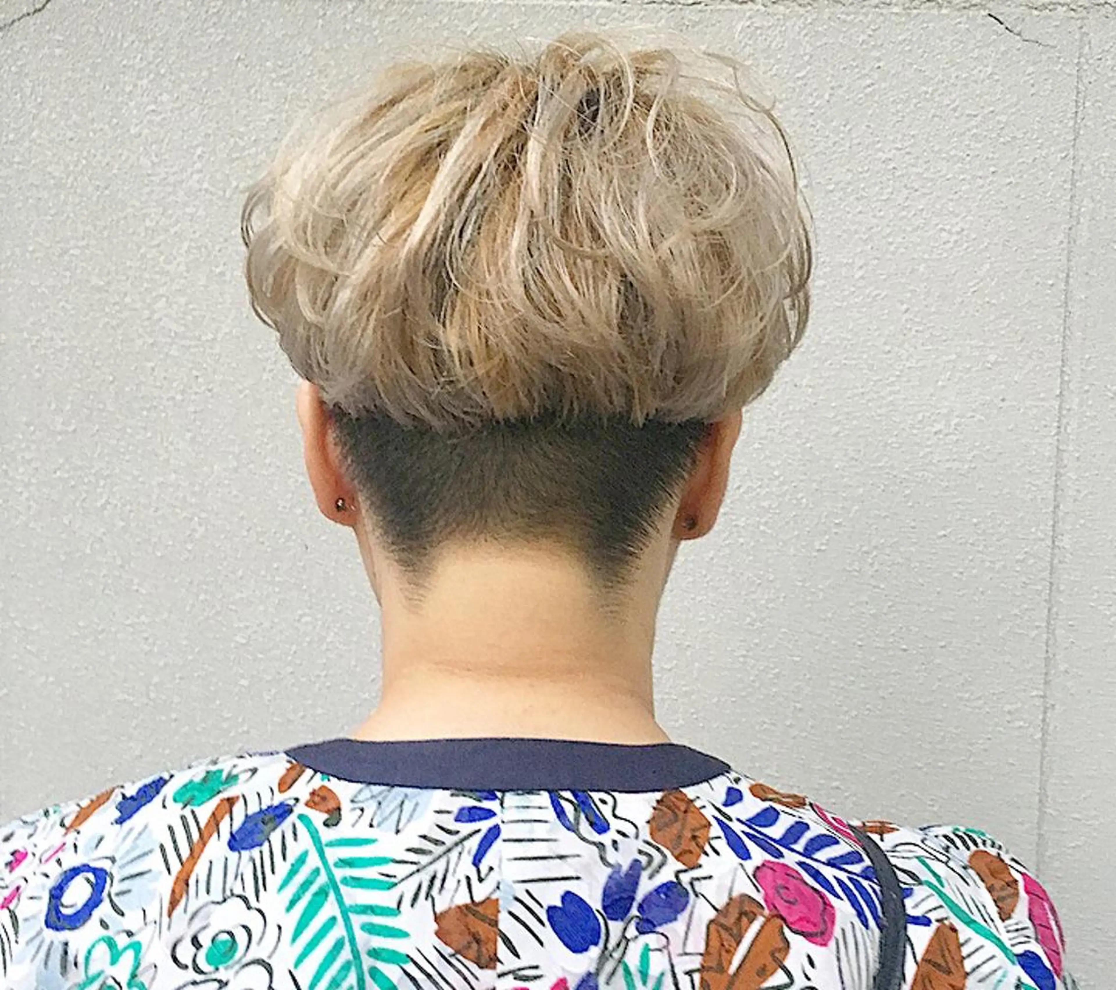 ショート カラー ブリーチ、パーマ 西部笑のヘアスタイル