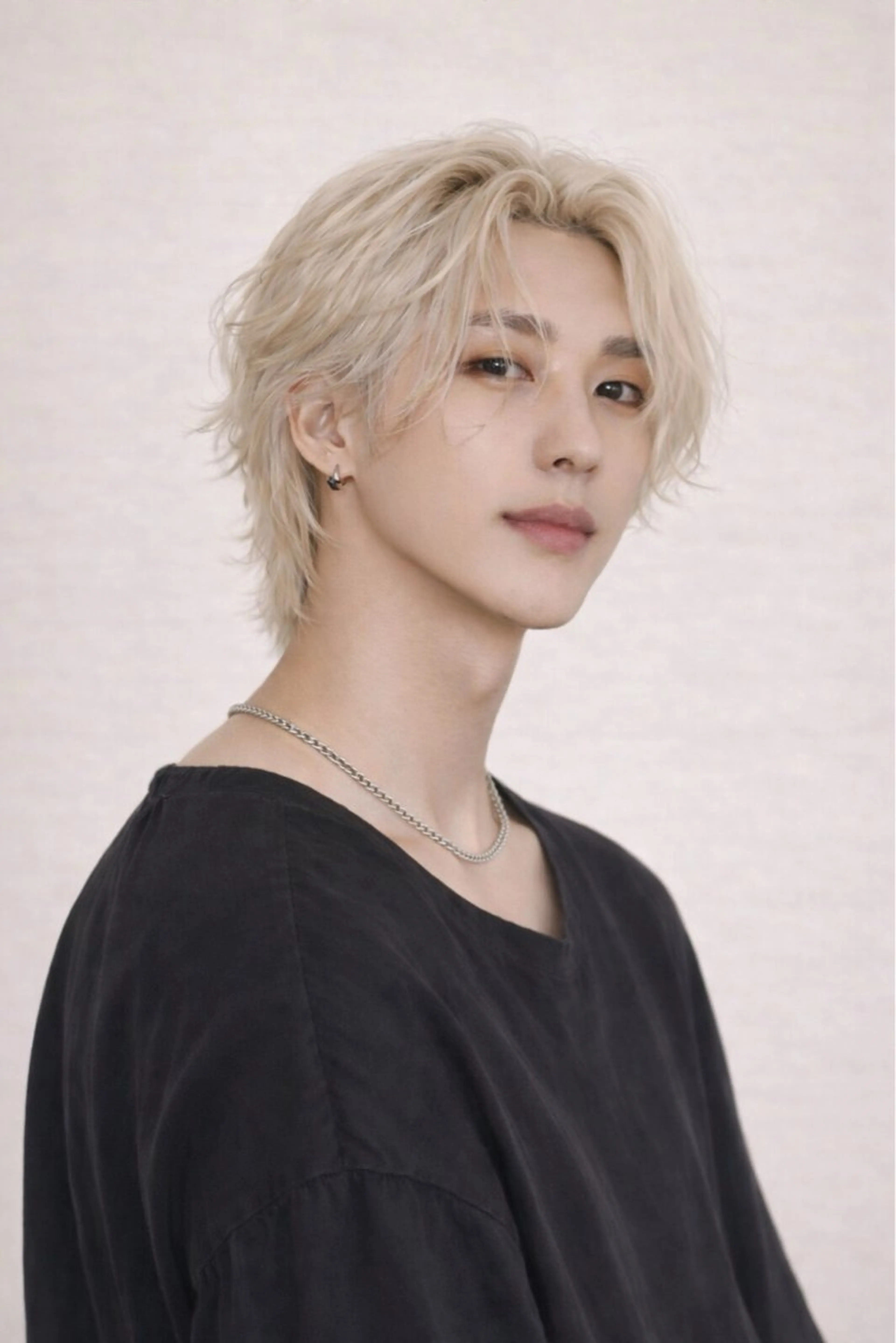 ミディアム カラー パーマ ヘアアレンジ メンズ センターパート メンズウルフカット ブロンド ウルフカット カット ヘアカラー パーマ トリートメント ブリーチパーマ Coshoのヘアスタイル