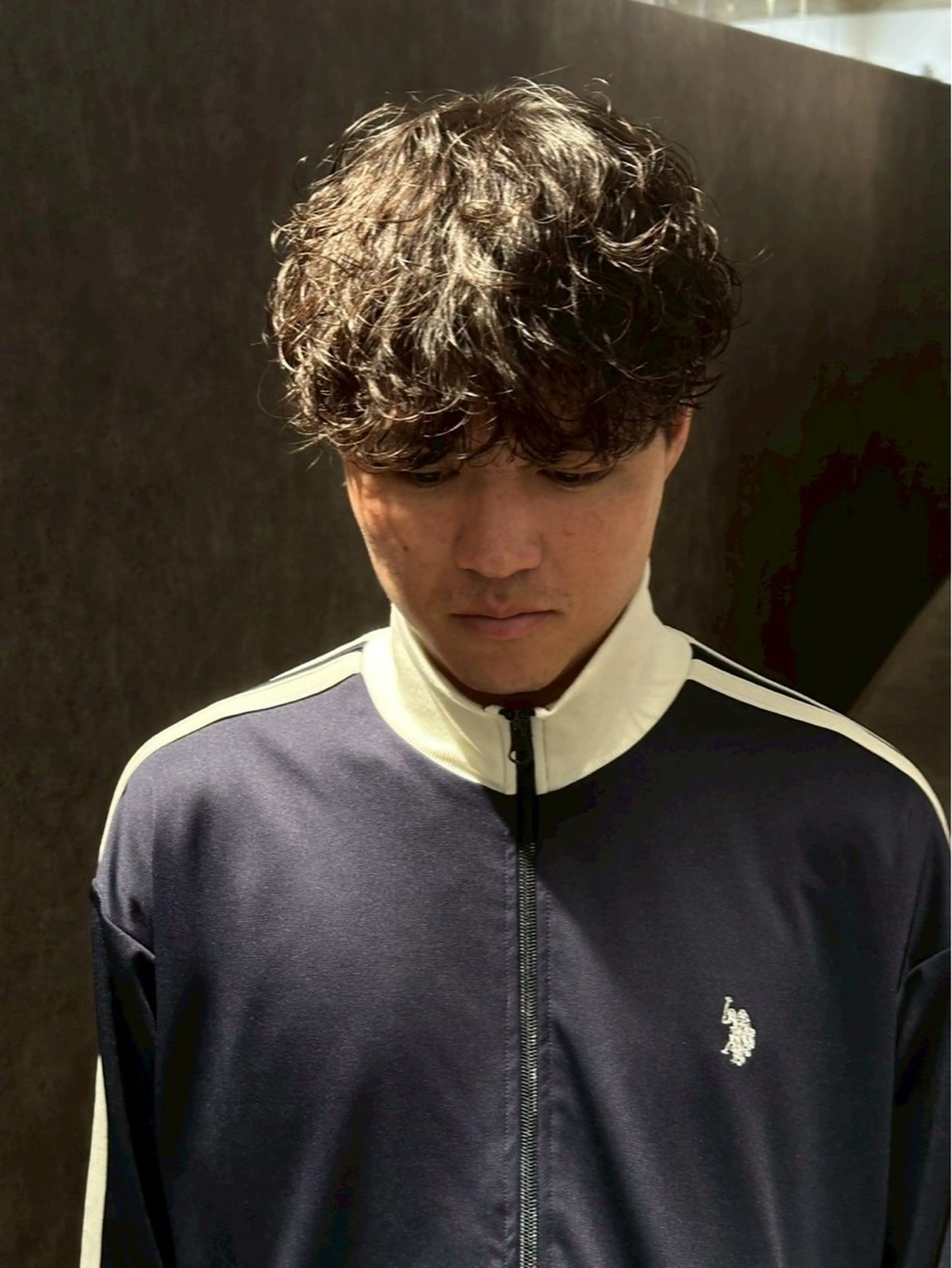 ミディアム パーマ メンズ ミディアムパーマ メンズブリーチ センターパート フェードカット フェザーパーマ カット パーマ トリートメント 金山駅前/メンズ パーマ/真柄 恒輝のヘアスタイル