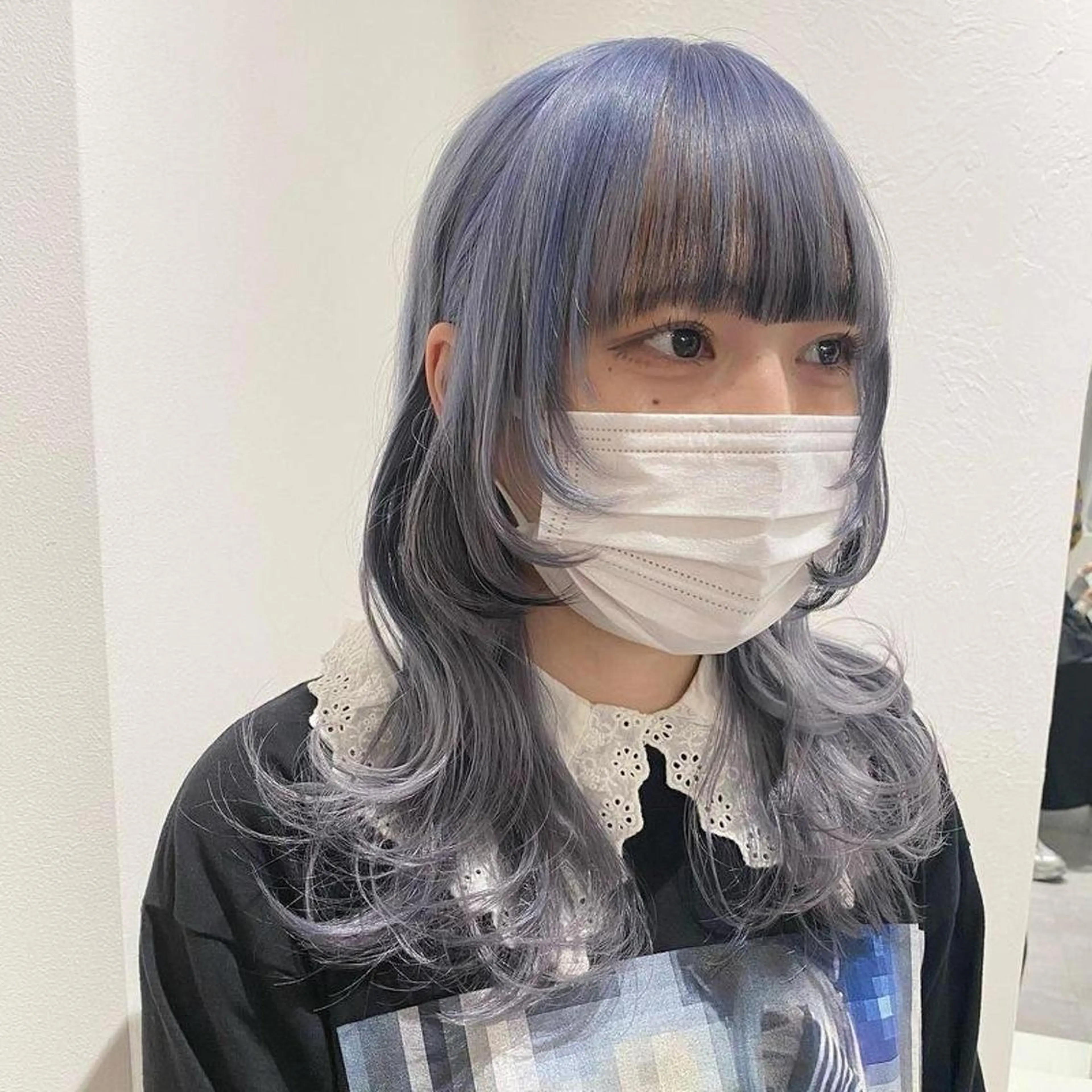 ミディアム カラー ブルーカラー シルバー ウルフカット ORIKA 美容室のヘアスタイル