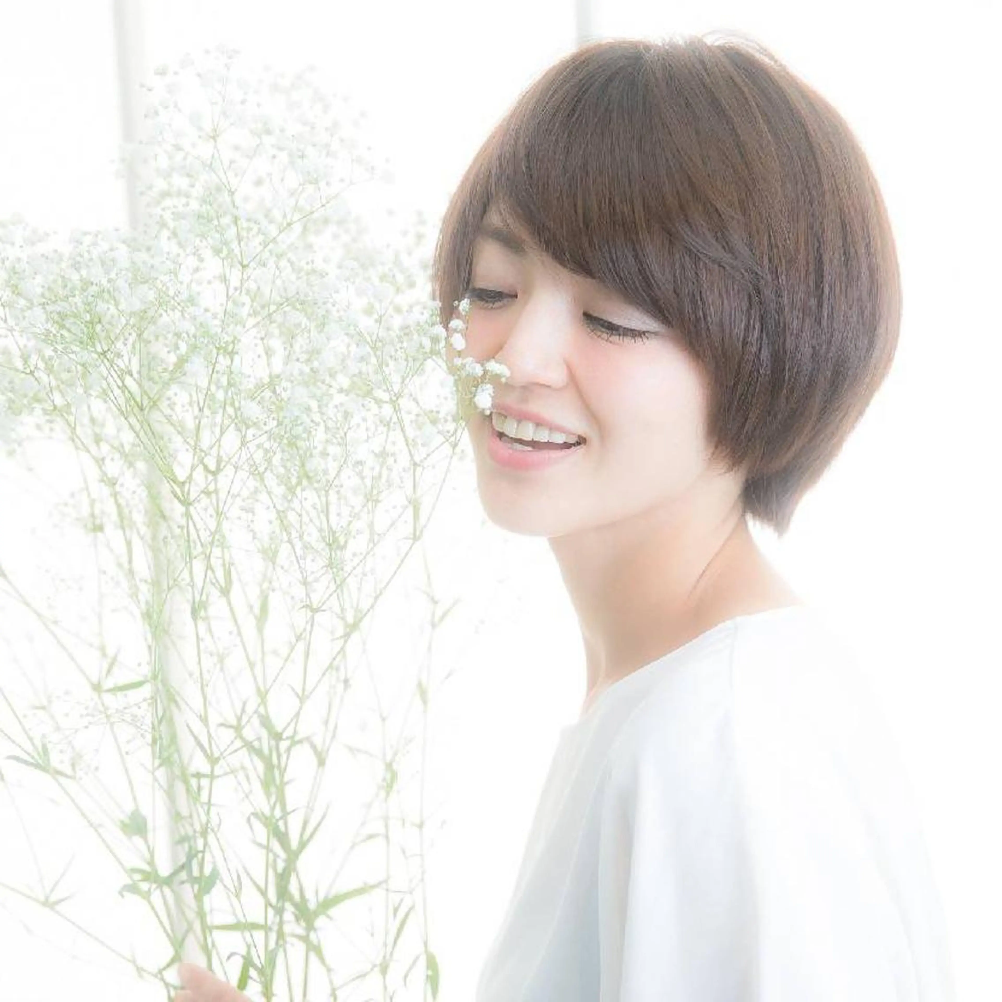 ショート カラー ベージュカラー フォギーベージュ グレージュ ボブ ショートヘア newi saLyu ネウィ　サリューのヘアスタイル