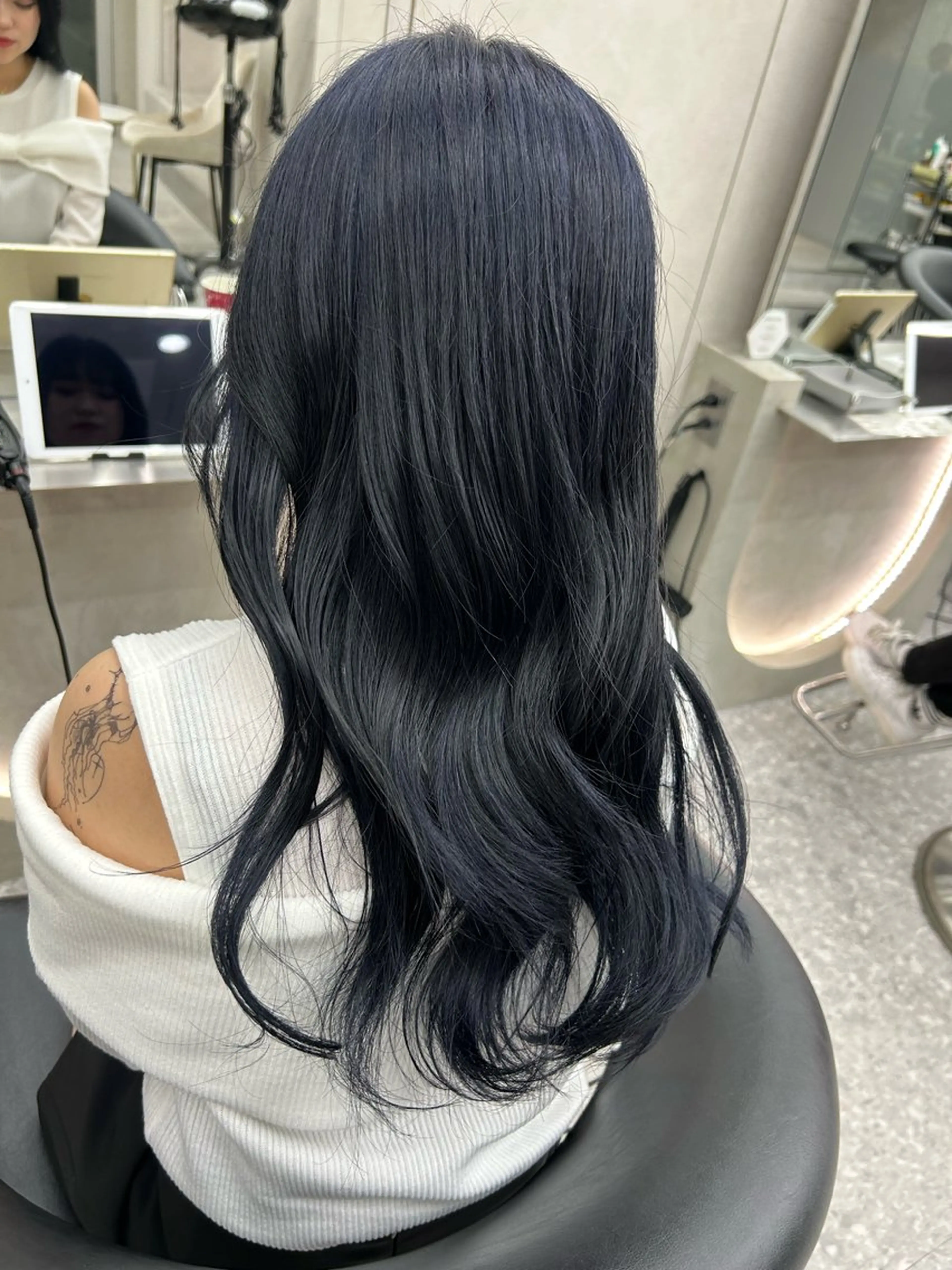 ロング カラー ヘアアレンジ 黒髪 ブリーチ ブルーカラー ブルーブラック 透明感カラー ヘアカラー トリートメント fumika🎀 ベージュのヘアスタイル