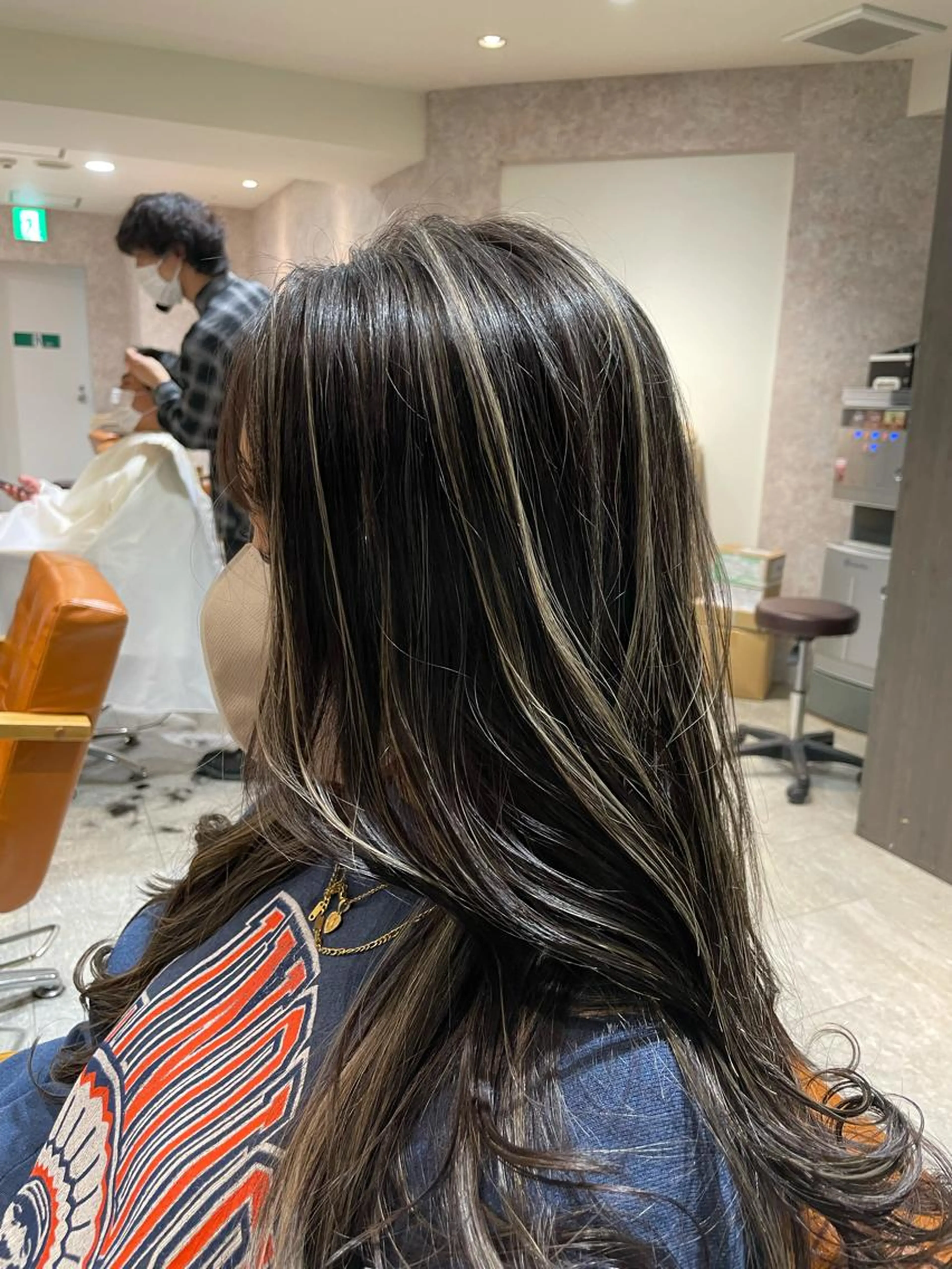 【オシャレで動きのある髪を目指す方】ハイライト+デザインカラー＋カット+毛髪保護　¥10500の写真