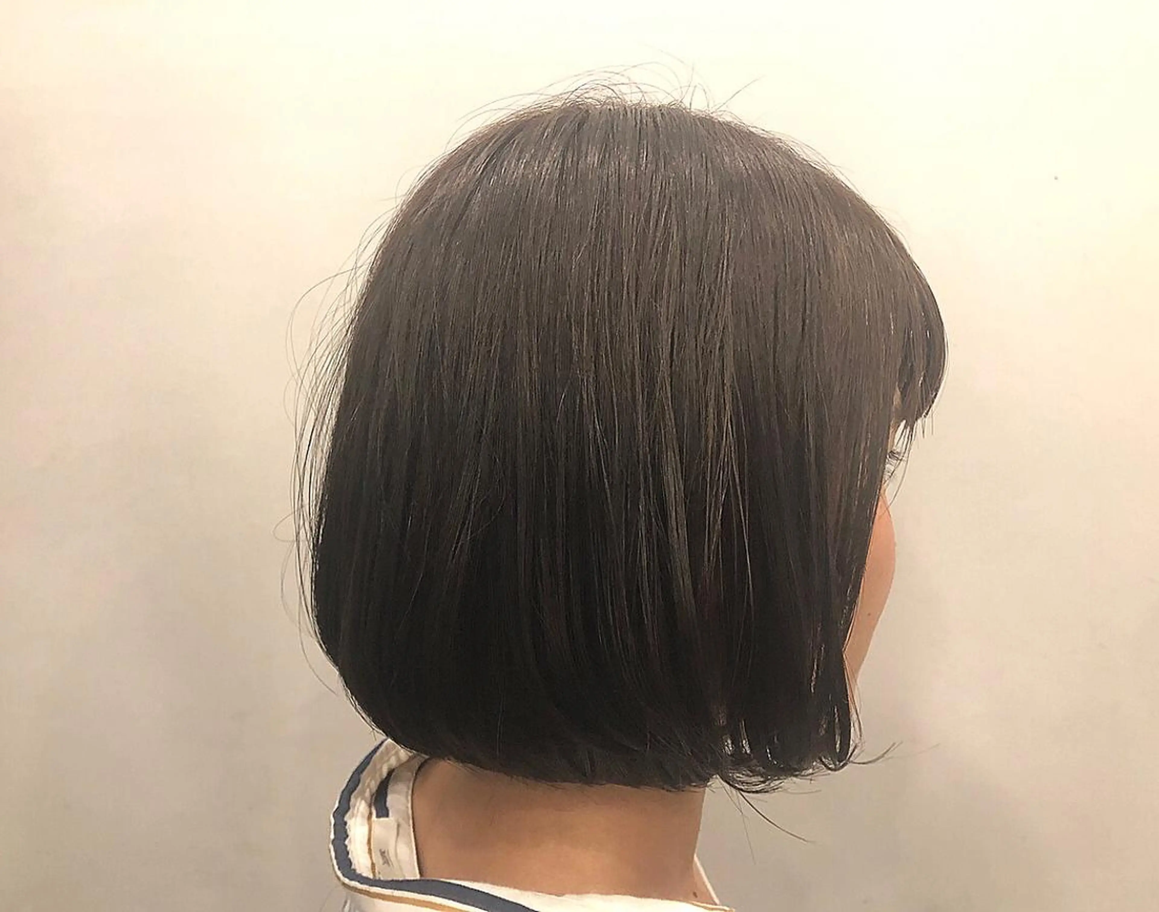 ミディアム カラー ショートボブ 黒髪 ブルーカラー ブルーブラック ボブ Strawberry所属・原田 志保のヘアスタイル