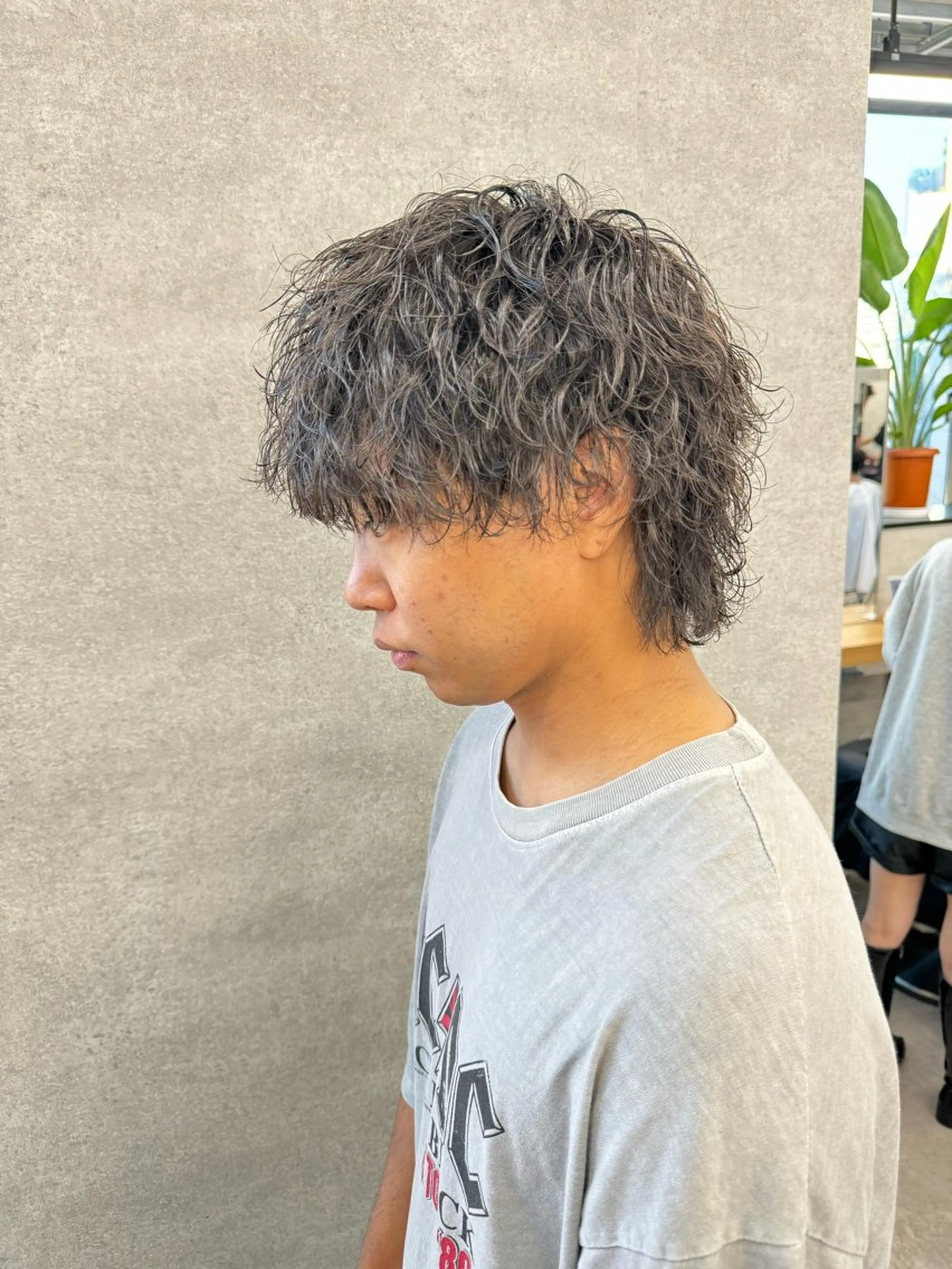 ショート カラー パーマ ヘアアレンジ メンズ メンズブリーチ センターパート メンズハイライト メンズハイトーン マッシュ カット パーマ トリートメント ヘッドスパ ヘアセット スパイキー/フェザー /波巻き/かいとのヘアスタイル