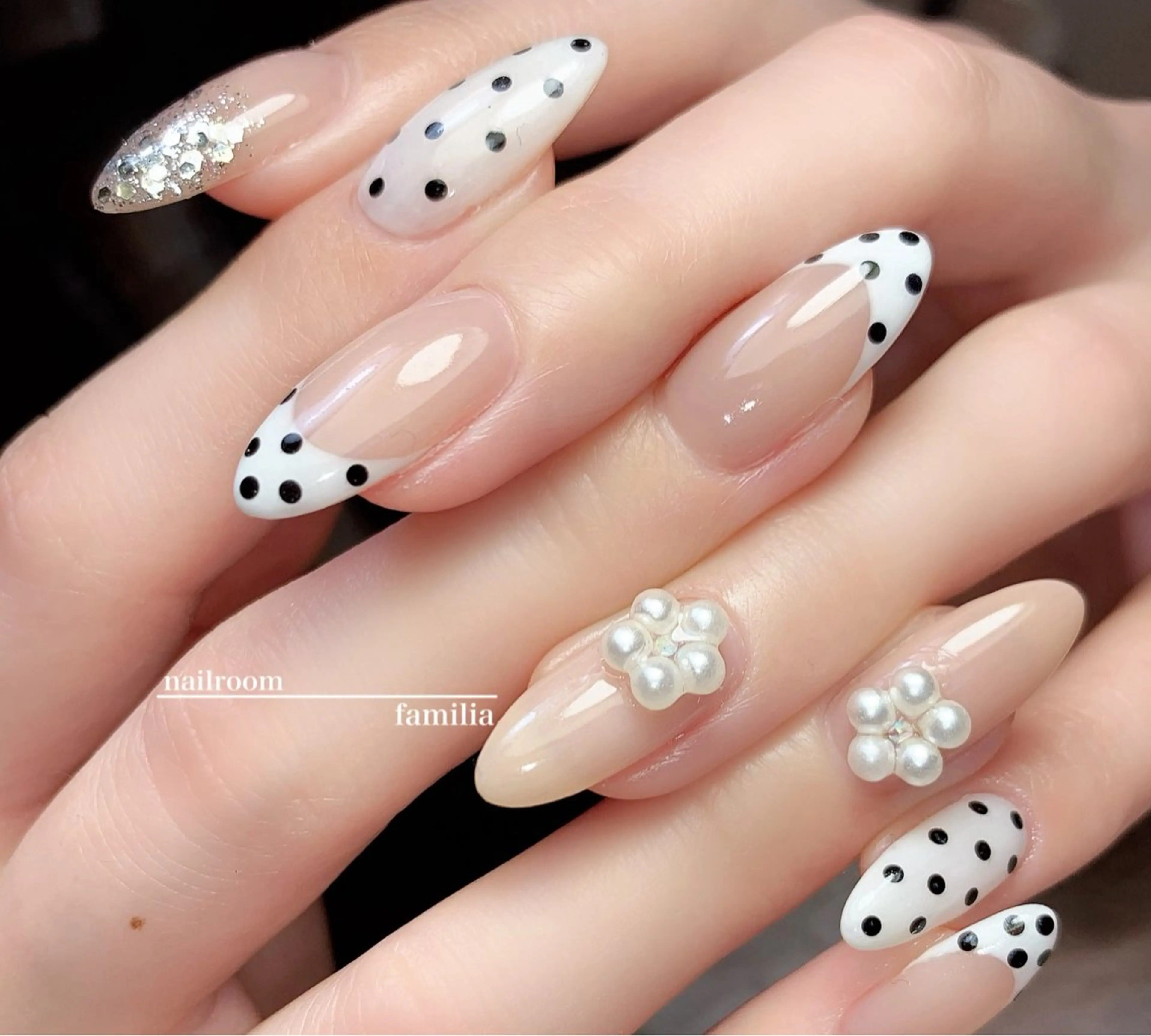 ネイル ドット ホログラムネイル -nailroom- familiaのネイルデザイン