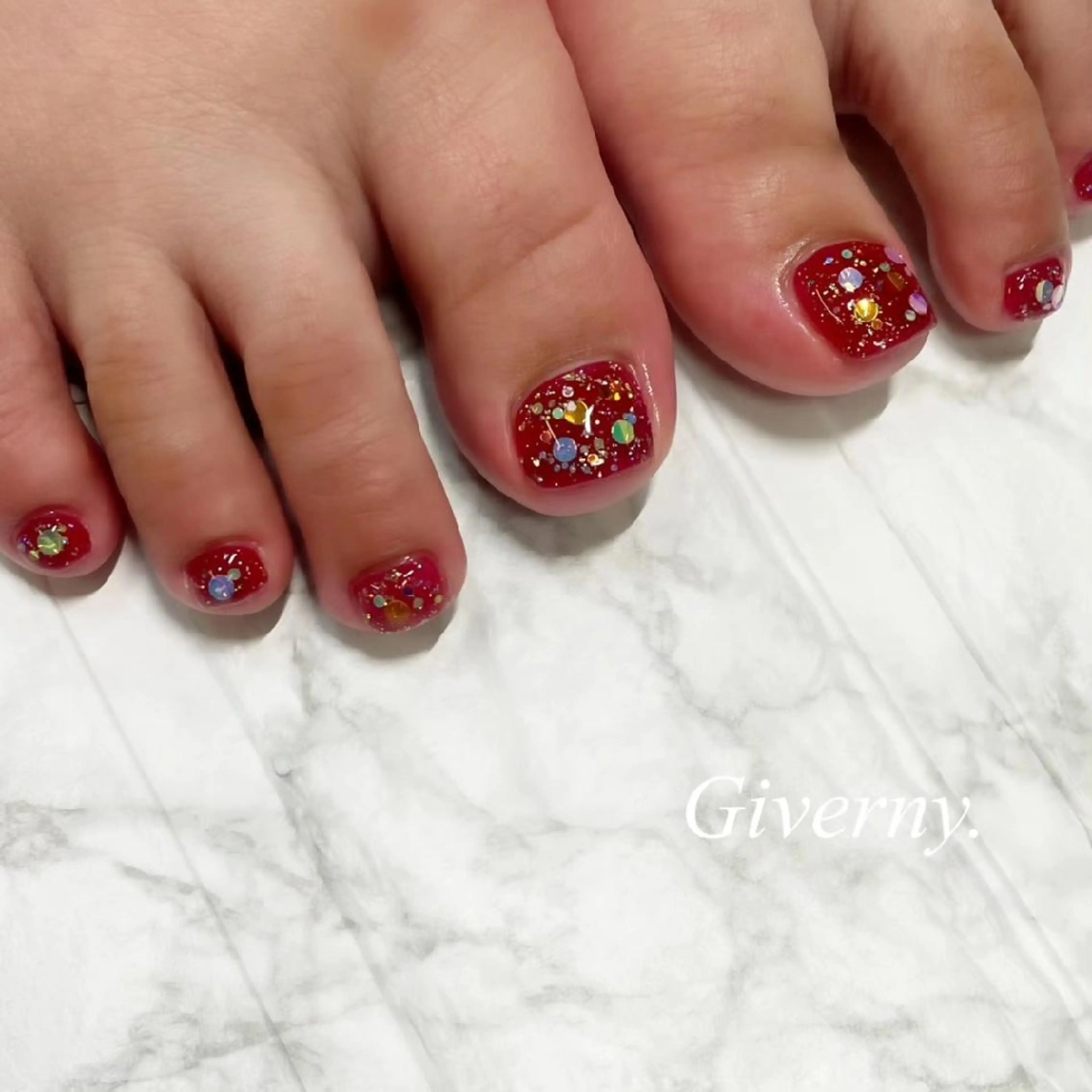 ネイル クリアネイル フットネイル ラメ(グリッター) 赤色 夏ネイル フットネイル Giverny .のネイルデザイン