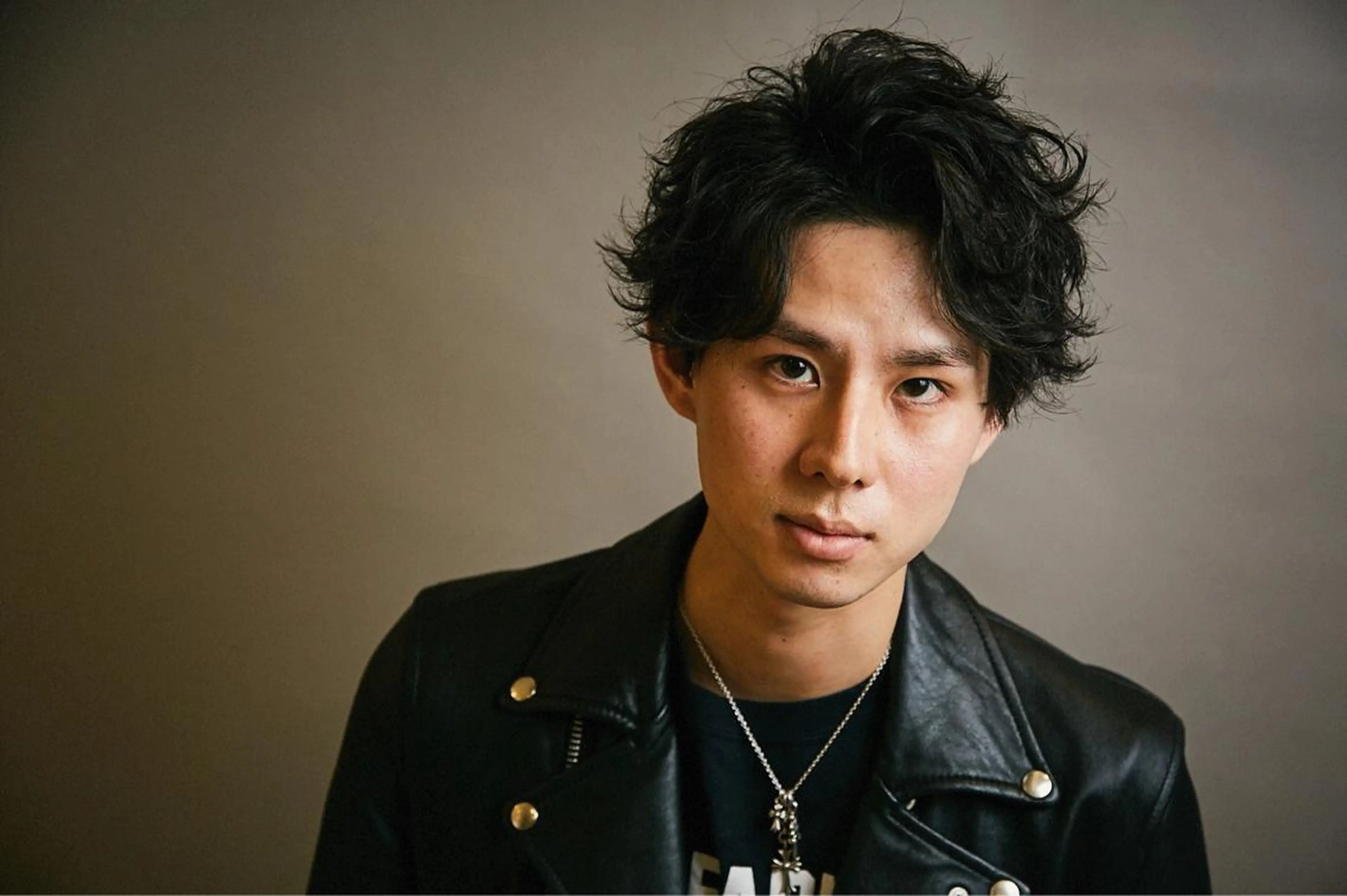 パーマ メンズ 赤み消し韓国ヘア レイヤー縮毛🤍渡邉のヘアスタイル