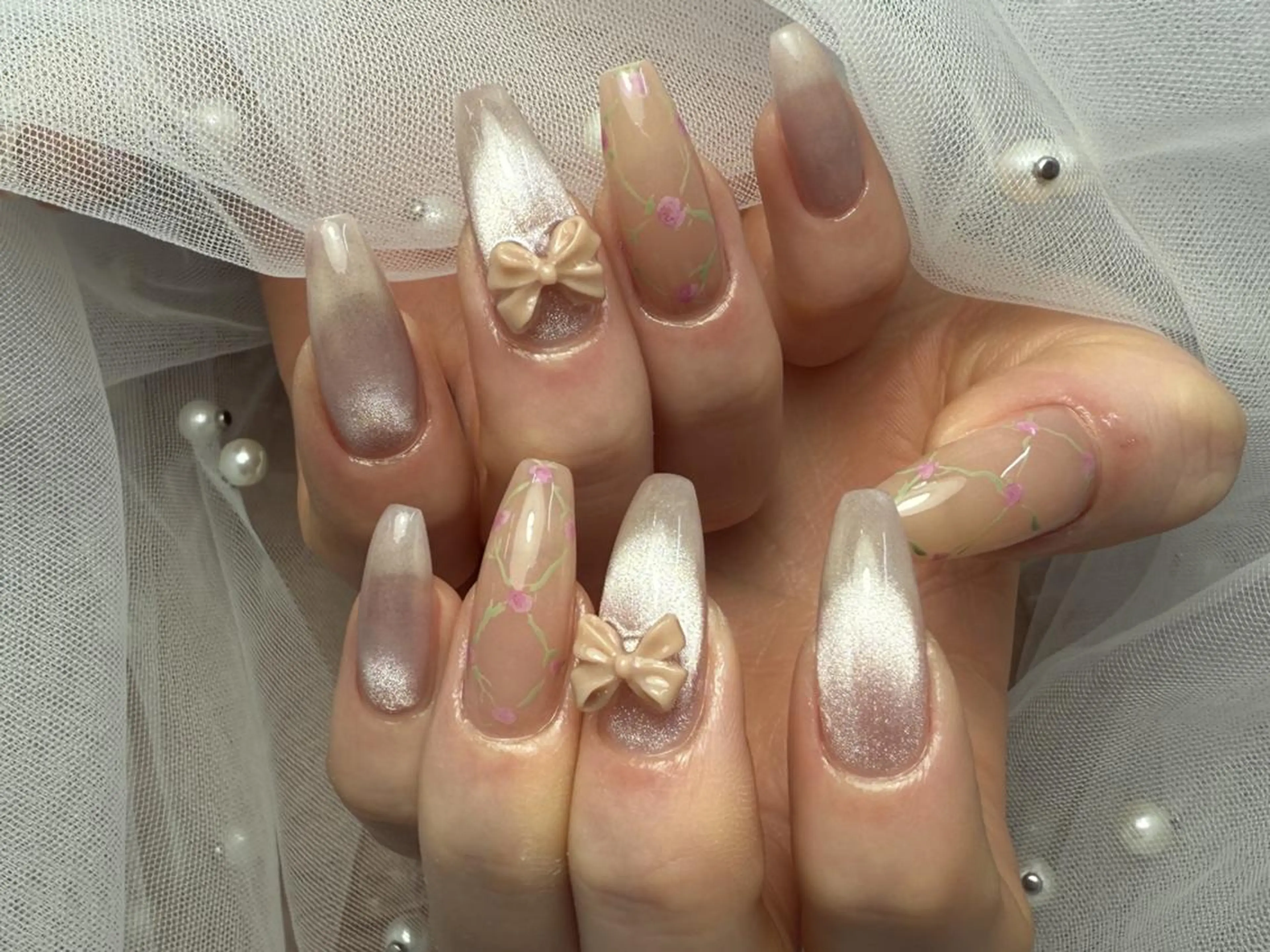 ネイル グラデーション ピンク リボン ホワイト ハンドネイル ToliyDeliy Nail Salonのネイルデザイン