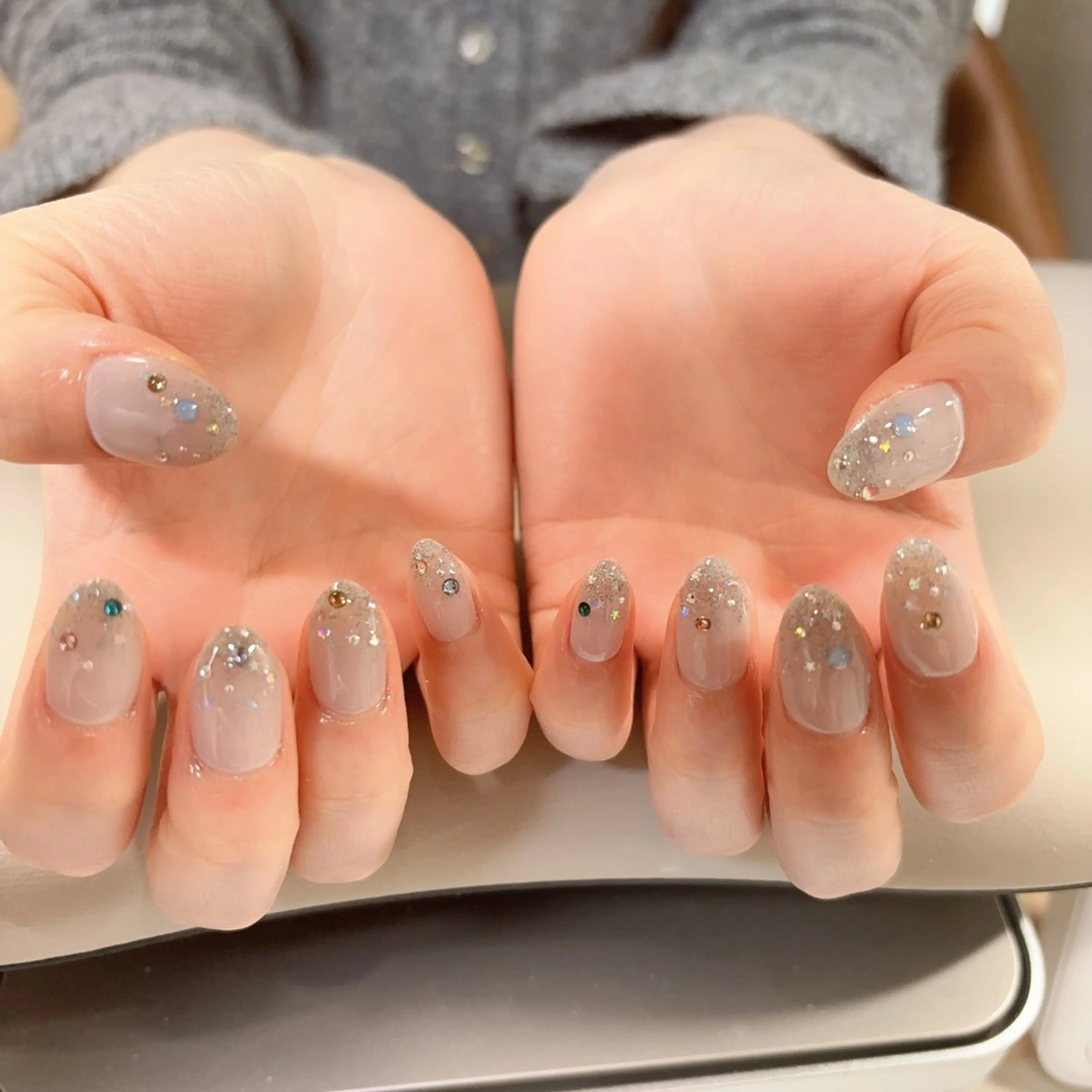 ネイル グラデーション キラキラネイル ラメ(グリッター) ラメグラデーション ストーンネイル ハンドネイル 徳山 里美のネイルデザイン