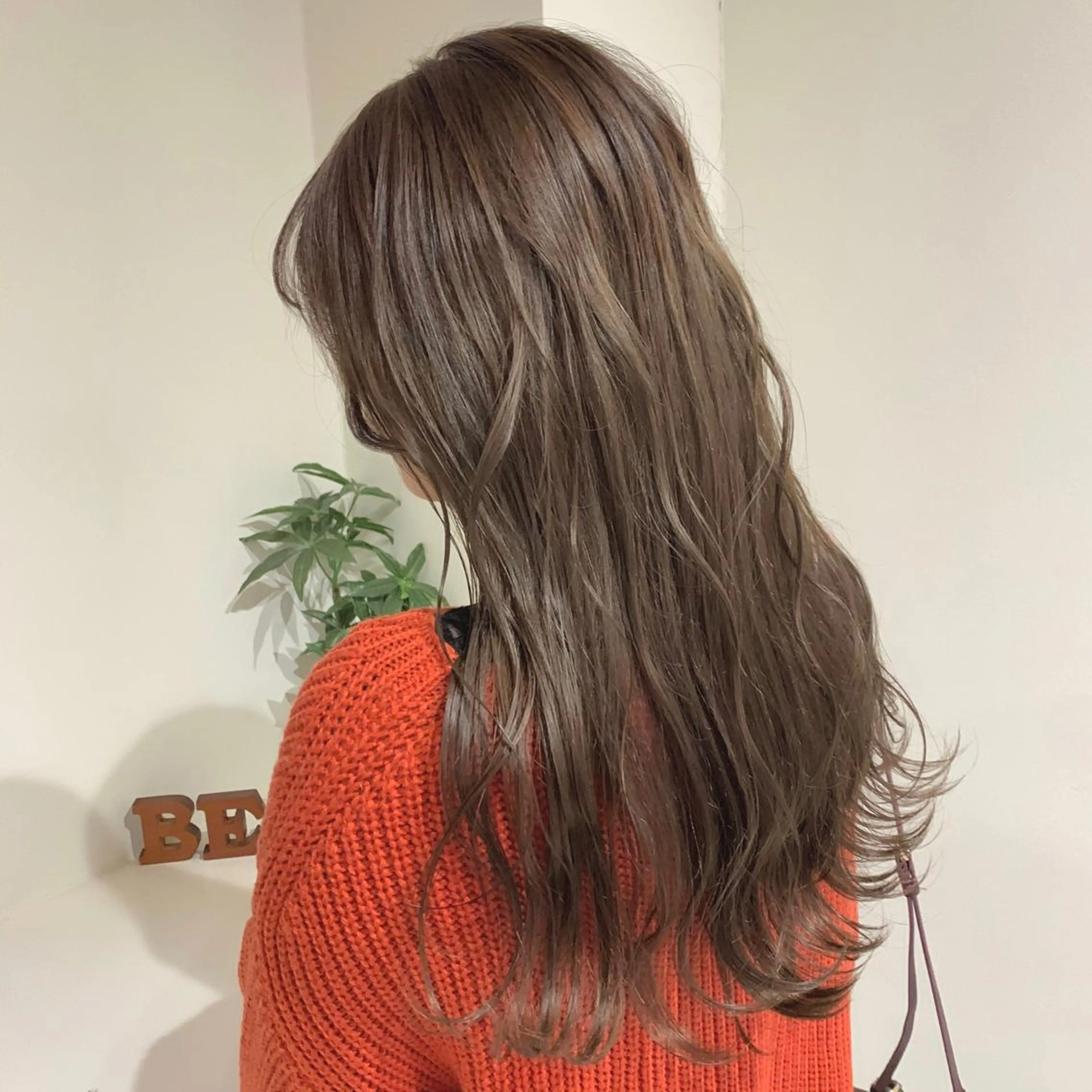 セミロング カラー ベージュカラー ブリーチ 透明感カラー ミルクティーベージュ 清水 亮太／赤み消しカラーのヘアスタイル