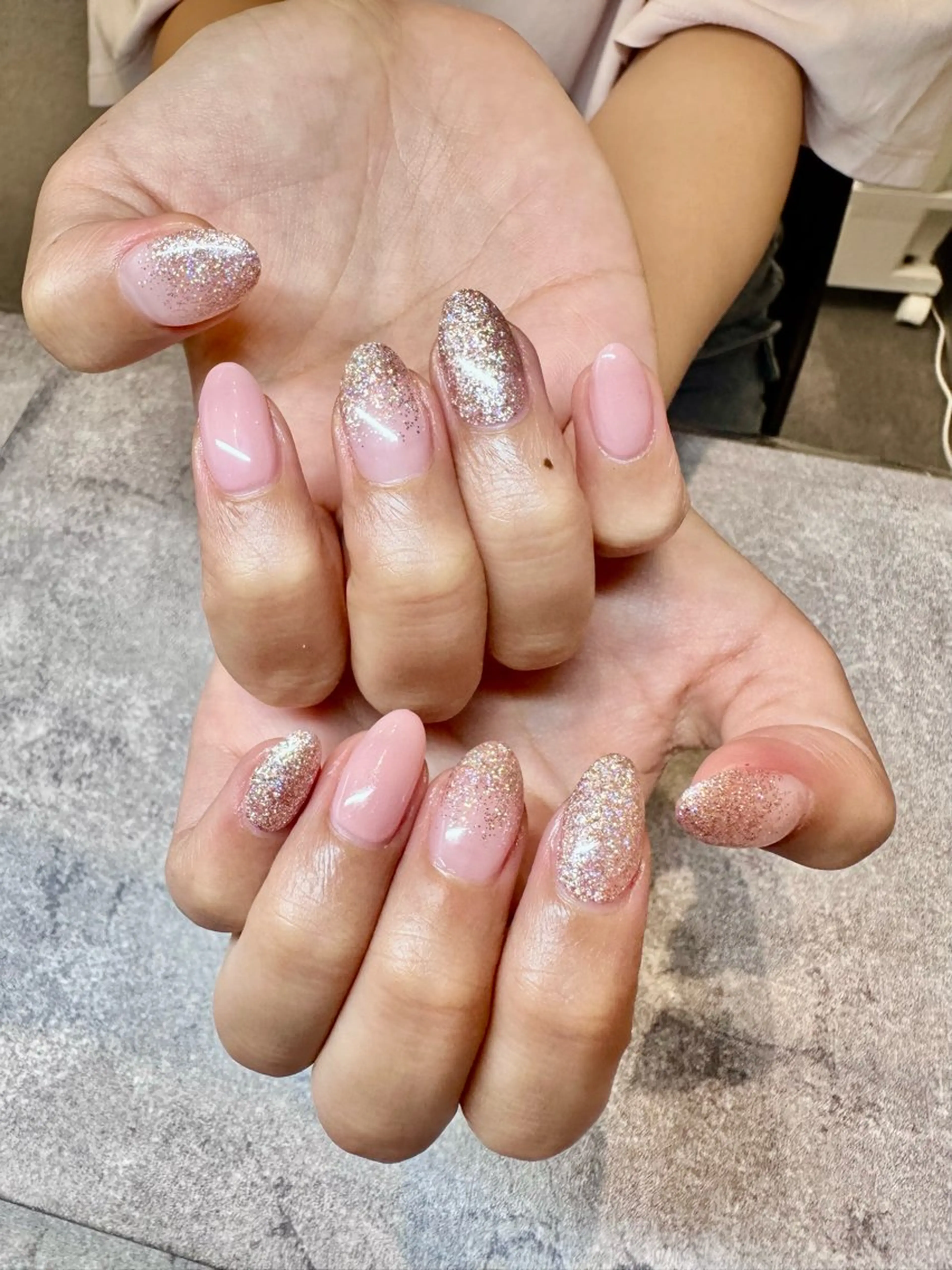 ネイル アートネイル グラデーション ラメ(グリッター) ラメグラデーション ワンカラーネイル Re :eight Nail所属・NISHIOKA FUKUMIのネイルデザイン