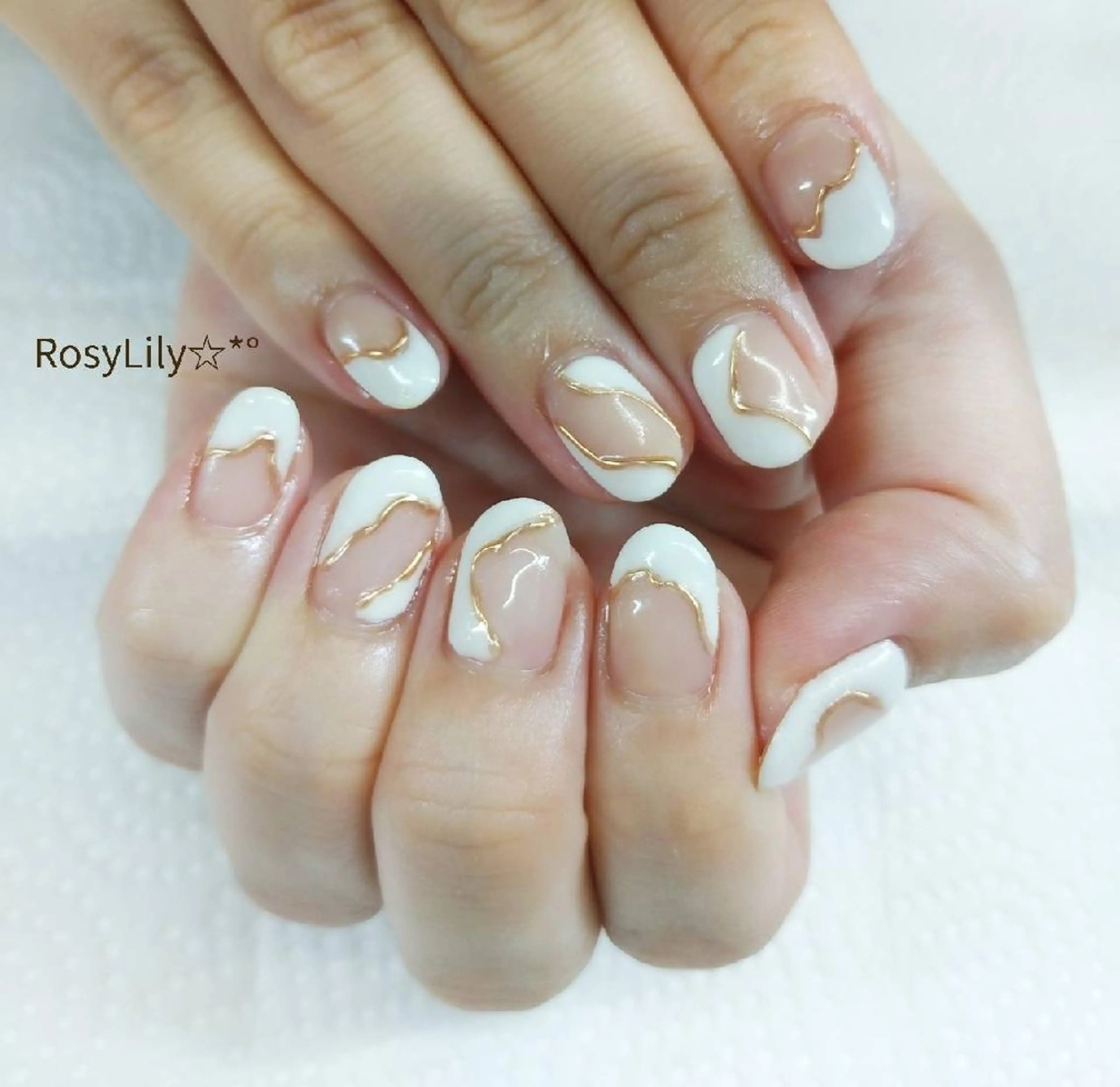 ネイル ミラーネイル ホワイト プライベートサロン RosyLily所属・プライベートサロン Rosy Lilyのネイルデザイン