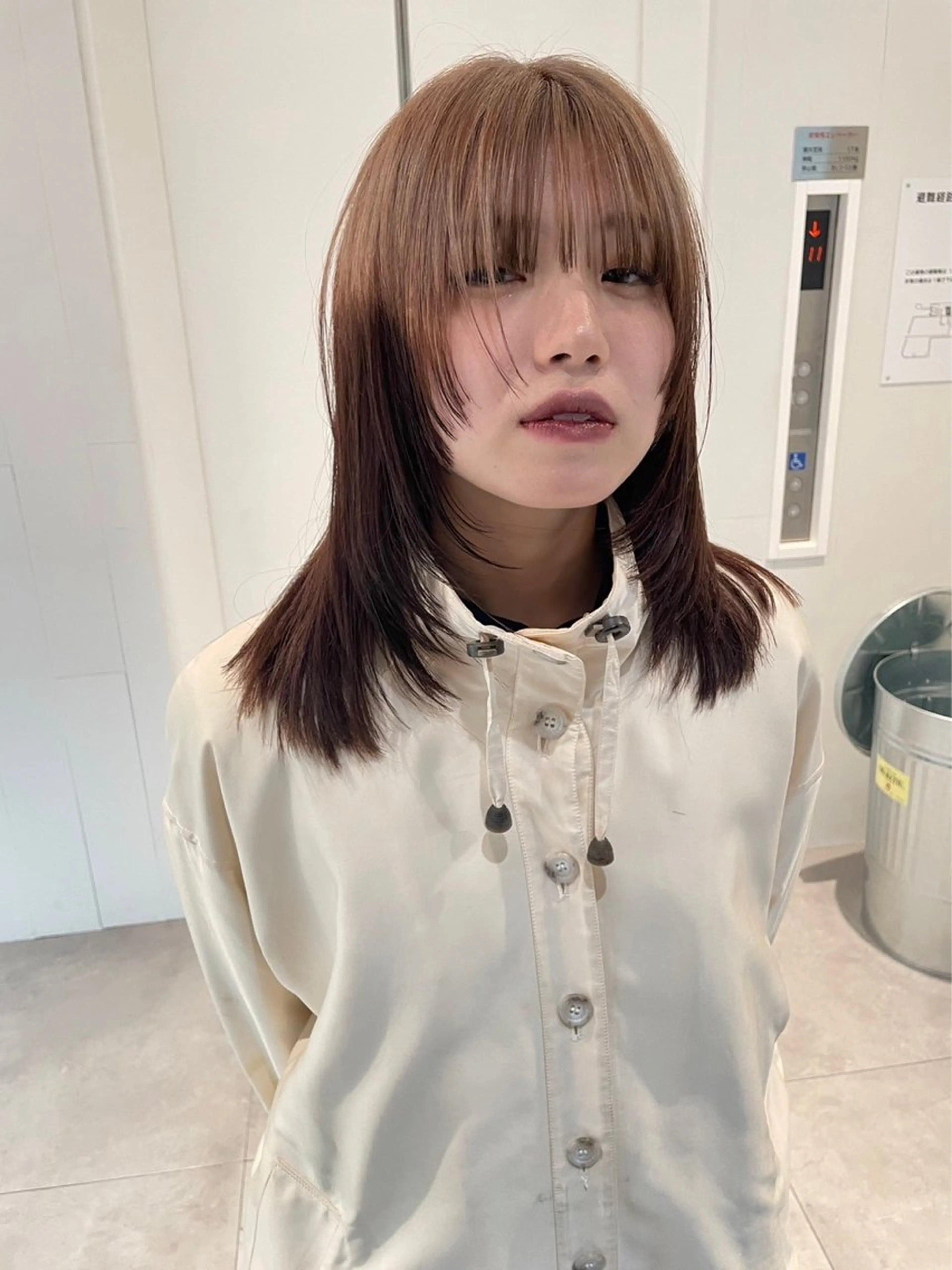 セミロング 顔周りカット レイヤーカット 前嶋 愛友のヘアスタイル