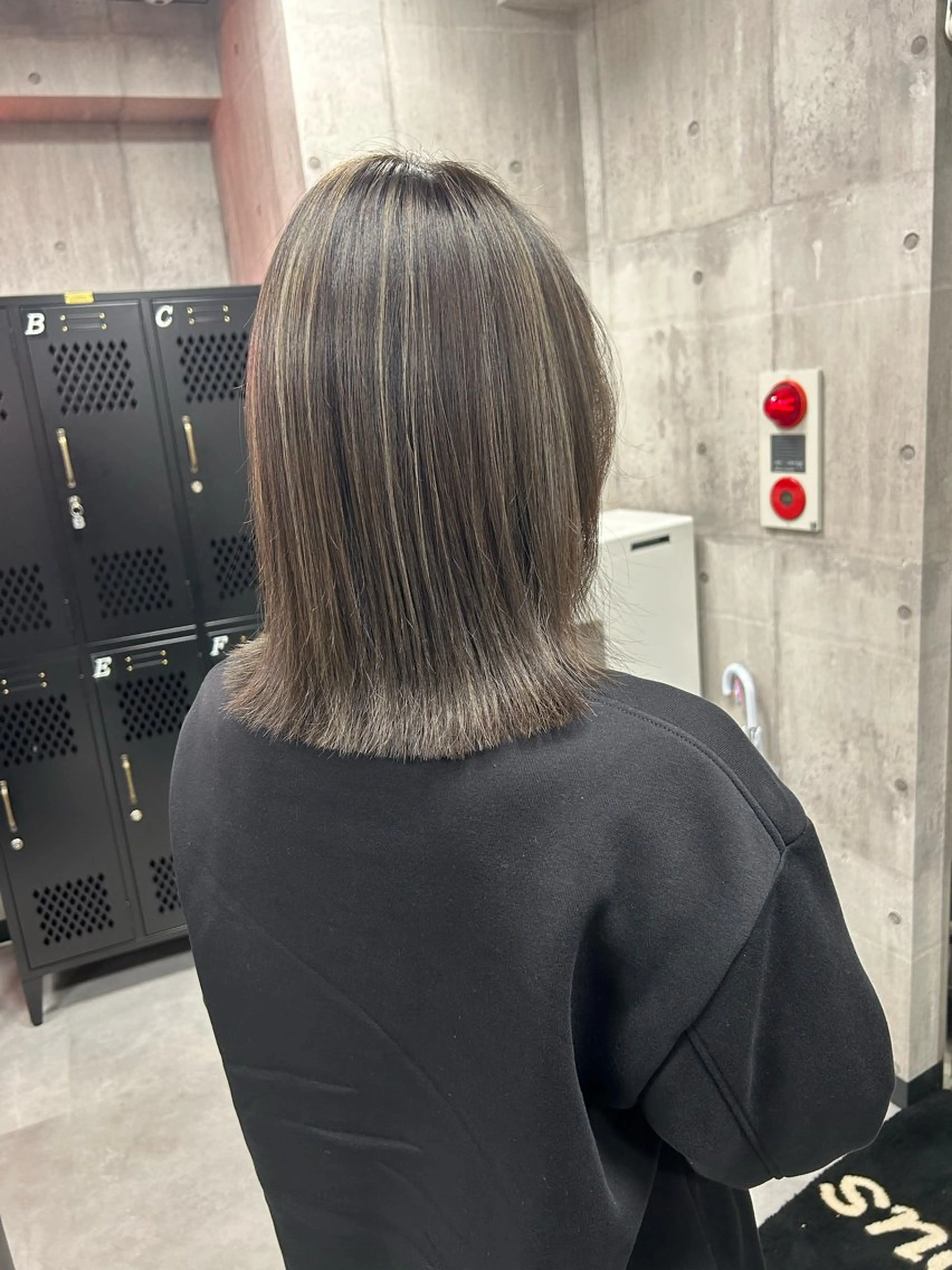 ミディアム カラー 切りっぱなしボブ アッシュ ベージュカラー ハイライトカラー ボブ カット ヘアカラー ボブ/ハイトーン 立川loose 下田のヘアスタイル