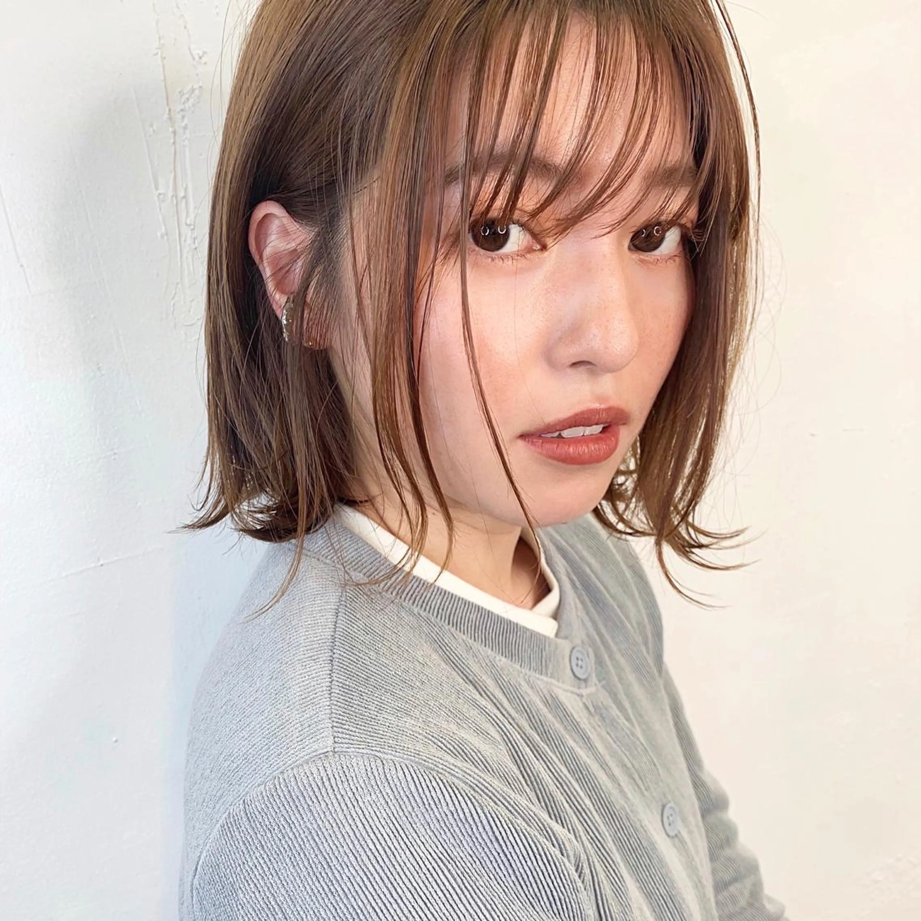 ミディアム カラー 透明感カラー ボブ シースルーバング 外ハネヘア Sana / 韓国ヘア / カラーのヘアスタイル