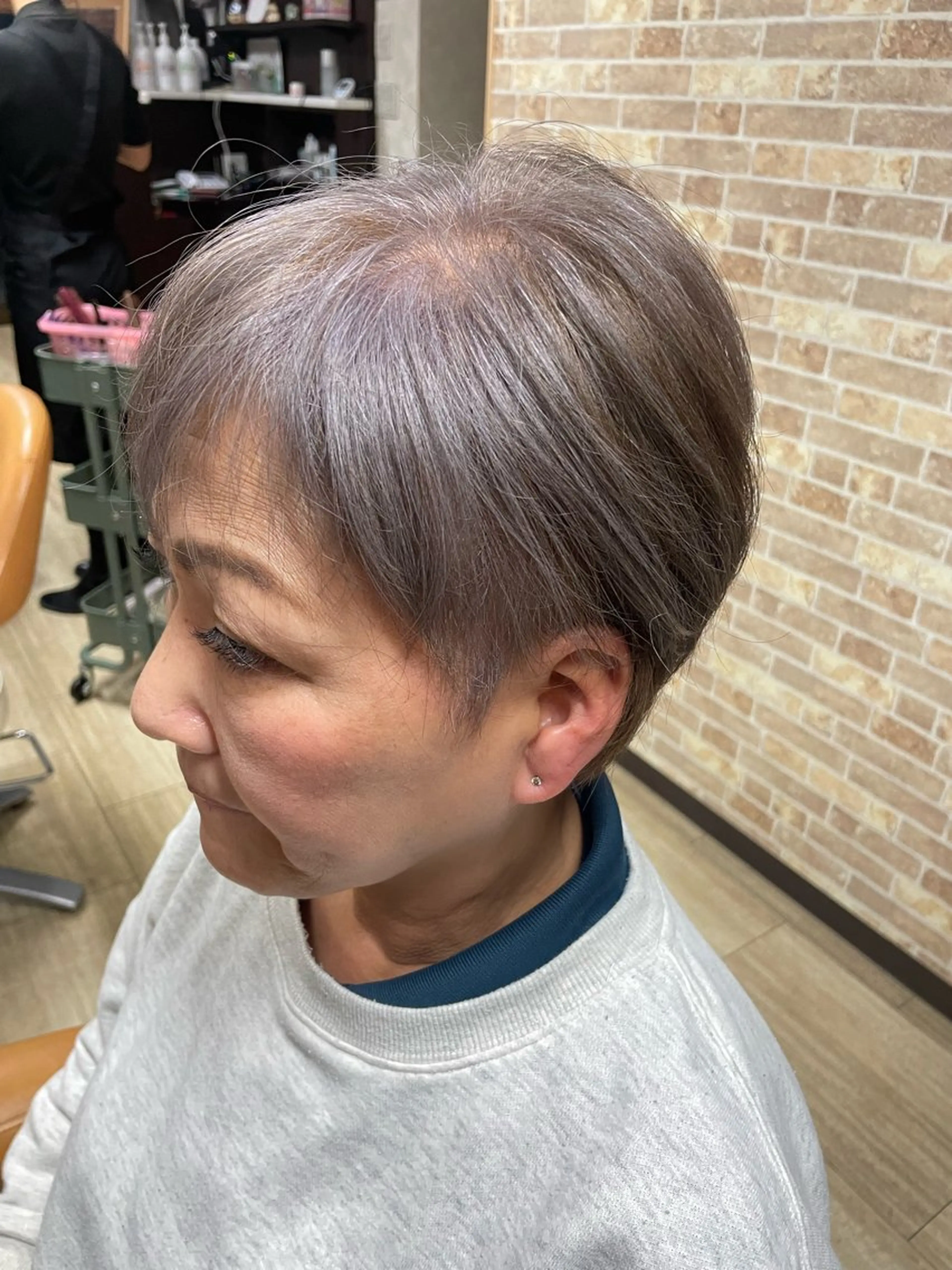 ショート カラー グレージュ 徳留 もも花のヘアスタイル