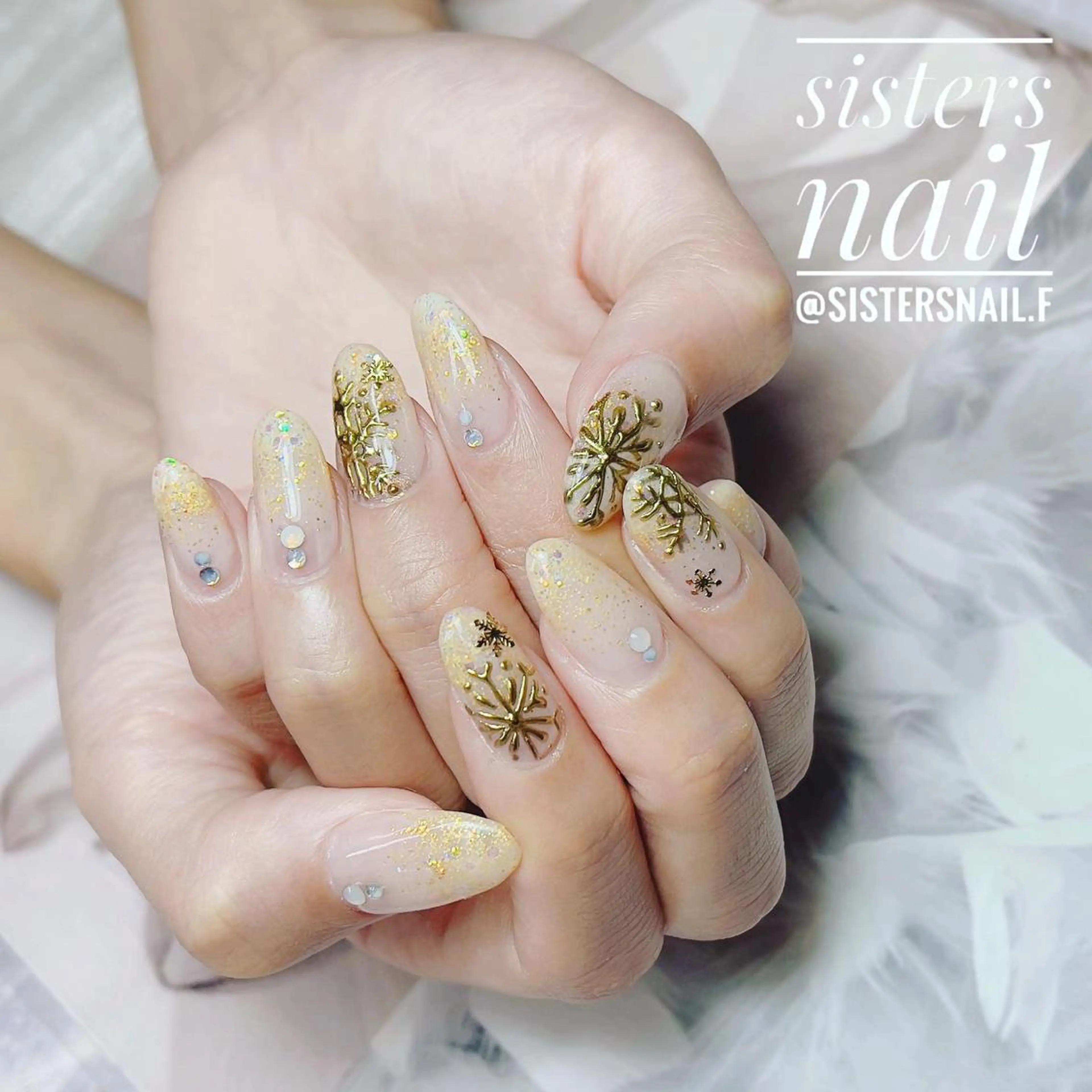 ネイル アートネイル ホログラムネイル キラキラネイル ホワイト 冬ネイル sisters nail.fのネイルデザイン