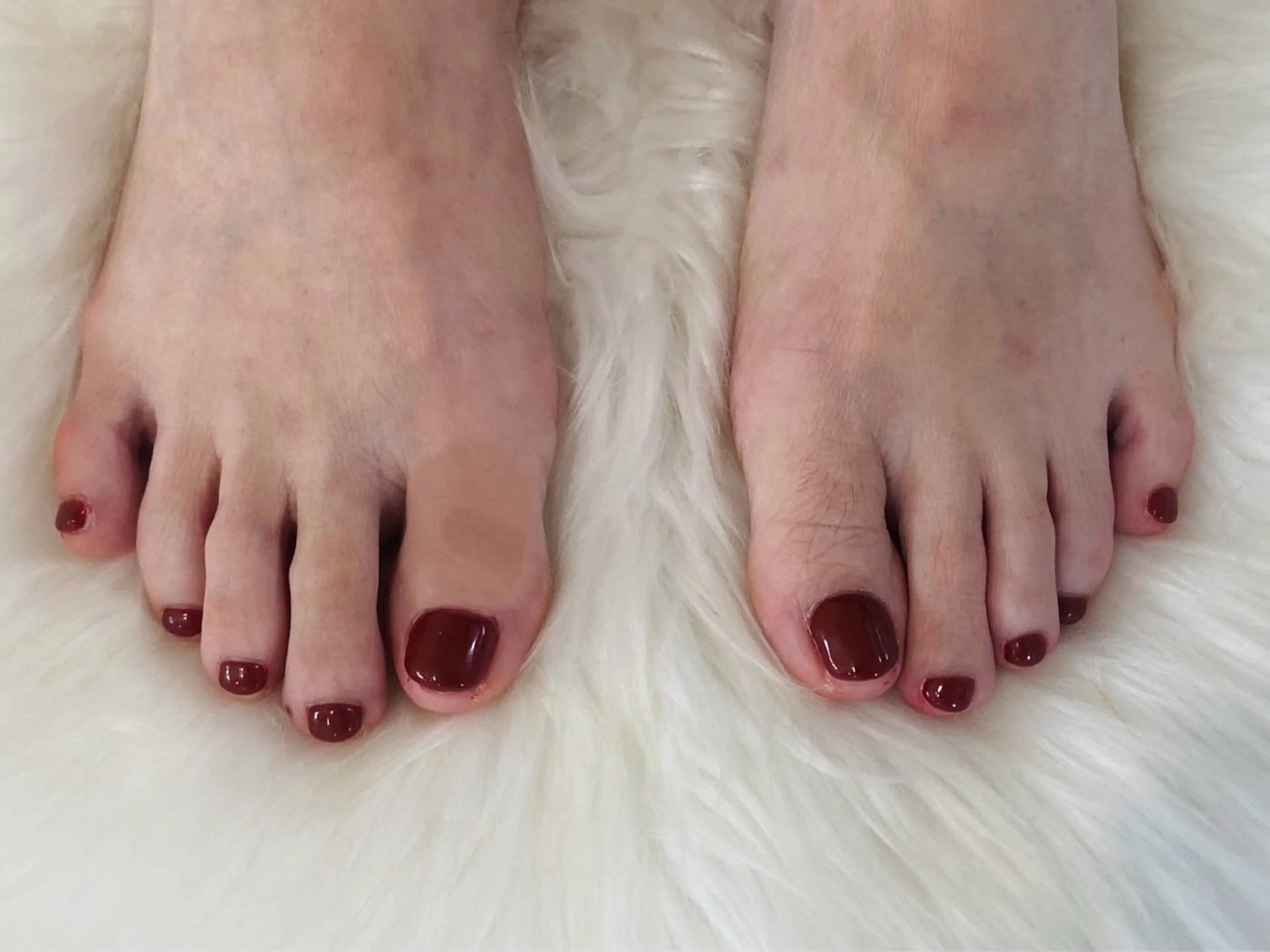 ネイル オーロラネイル ボルドー フットネイル フレンチネイル ジェルネイル フットネイル kiki nail たまプラーザのネイルデザイン