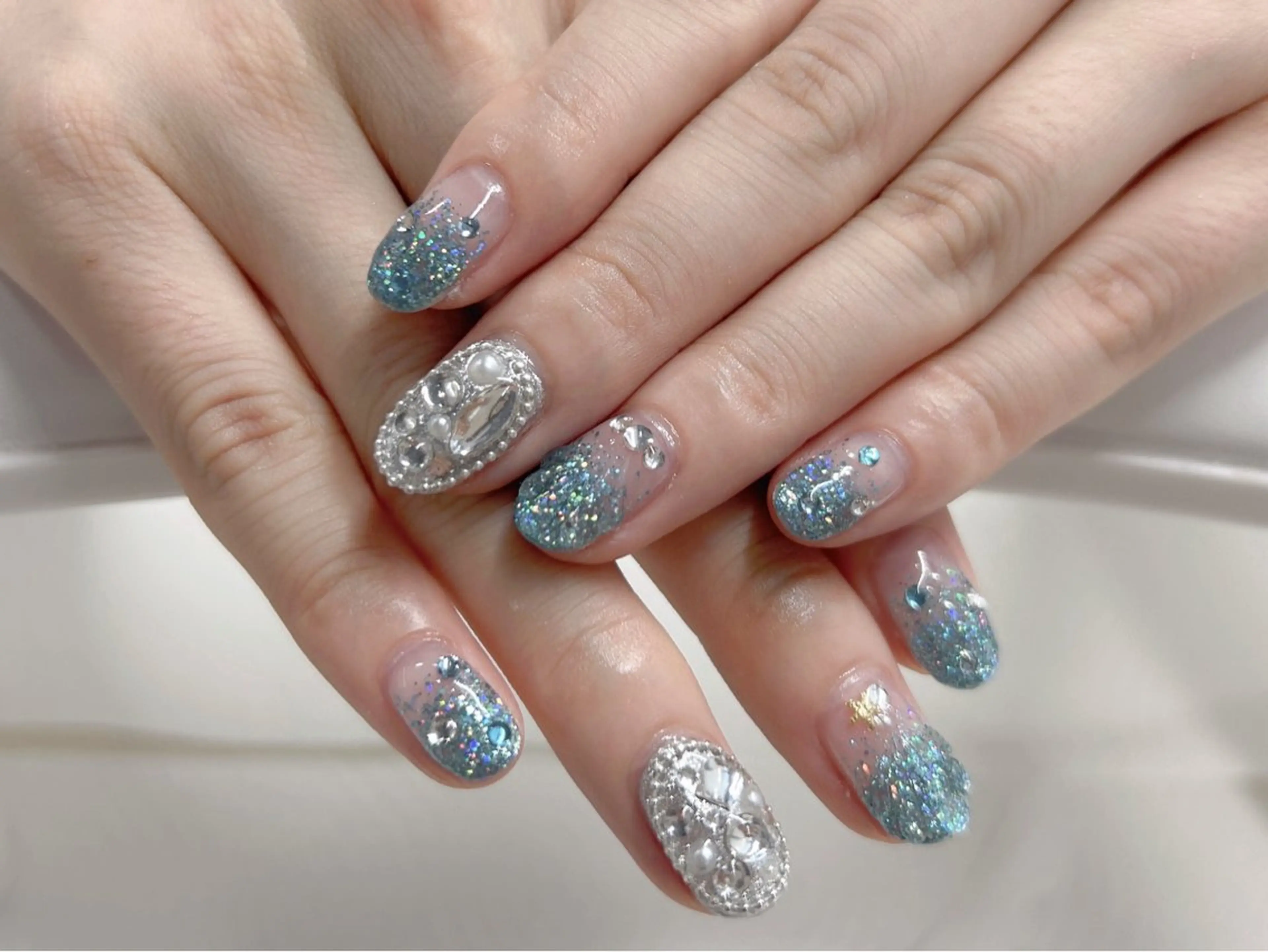 ネイル ブルー 桜ネイル グラデーション キラキラネイル ラメ(グリッター) ハンドネイル Forca total studio所属・Forca Airaのネイルデザイン