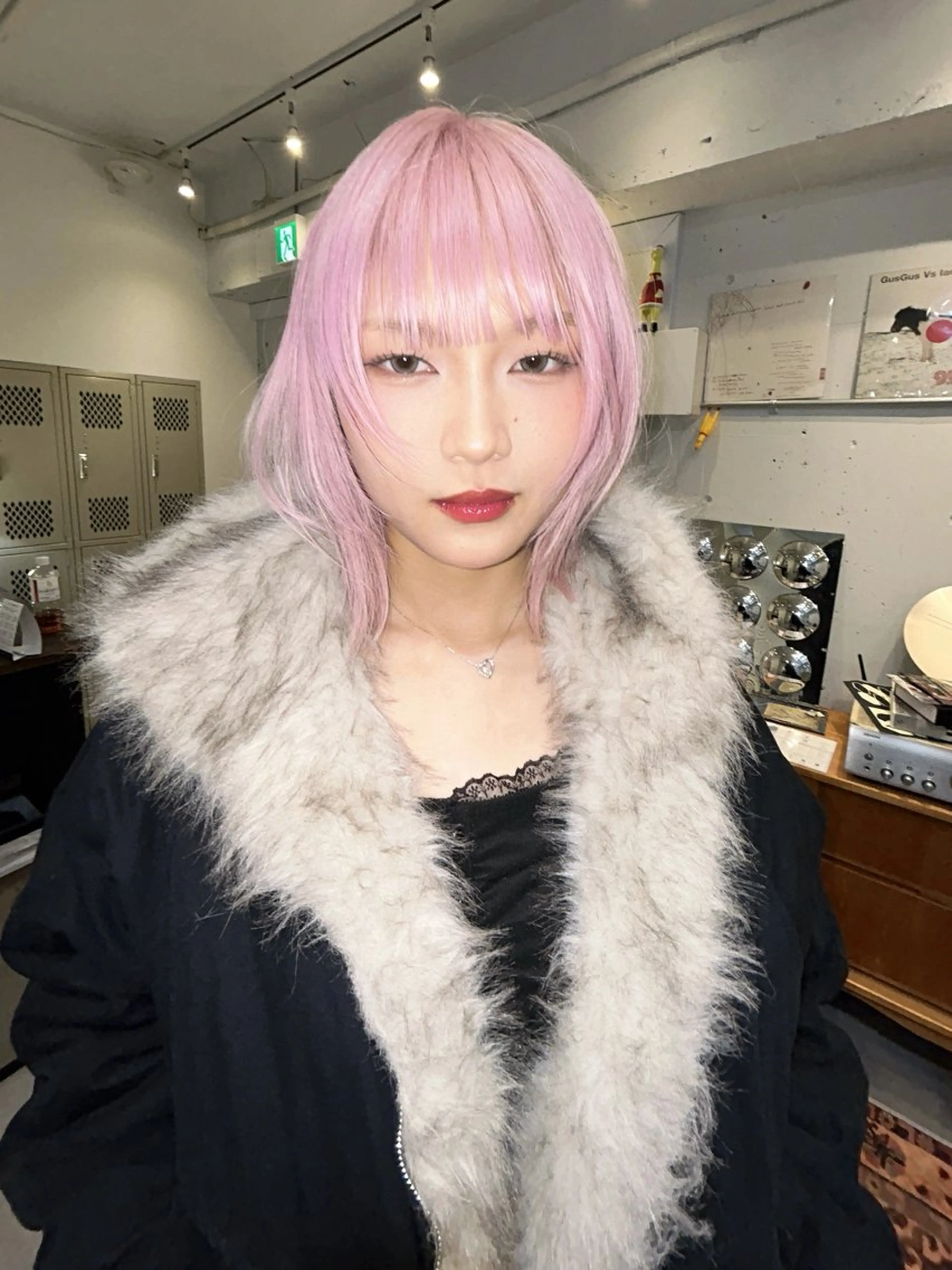 ミディアム カラー 顔周りカット 綺星 ハイトーン/デザインのヘアスタイル