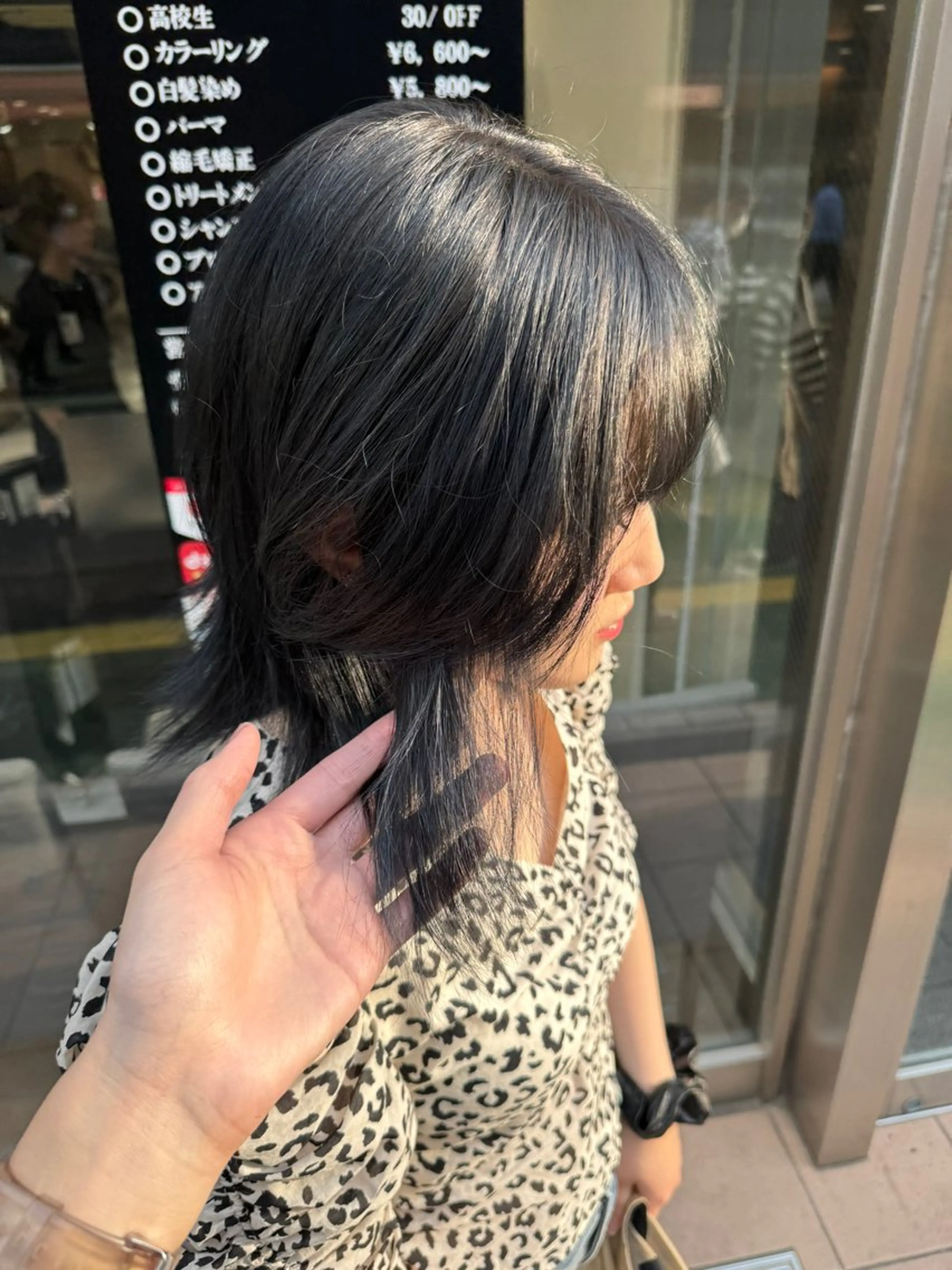 ミディアム カラー ヘアアレンジ 切りっぱなしボブ 黒髪 ブリーチ ブルーカラー ブルーブラック カット ヘアカラー トリートメント 目黒 碧人のヘアスタイル