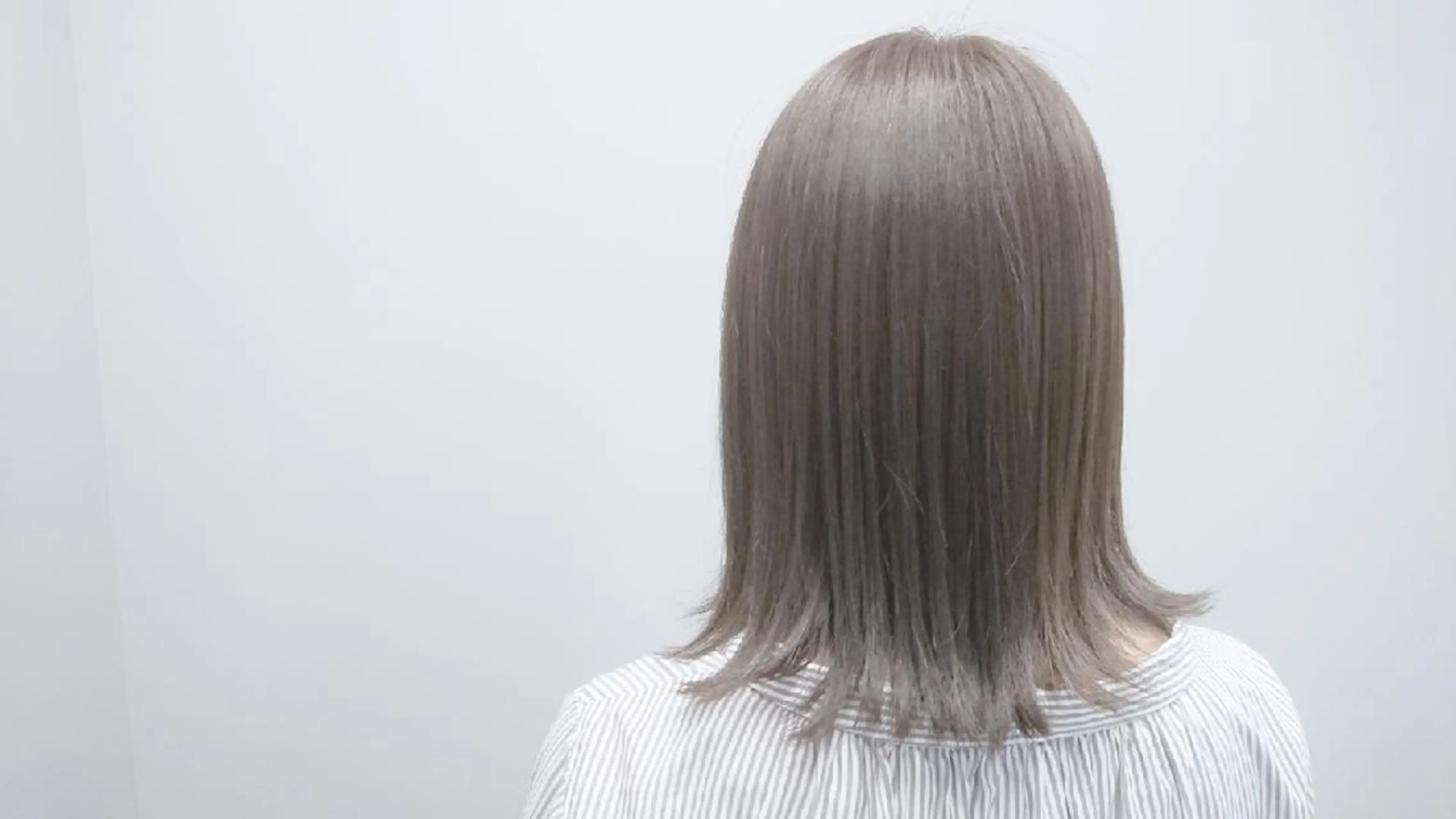 ミディアム カラー ベージュカラー フォギーベージュ 透明感ハイトーン☆ 今津 佑太のヘアスタイル