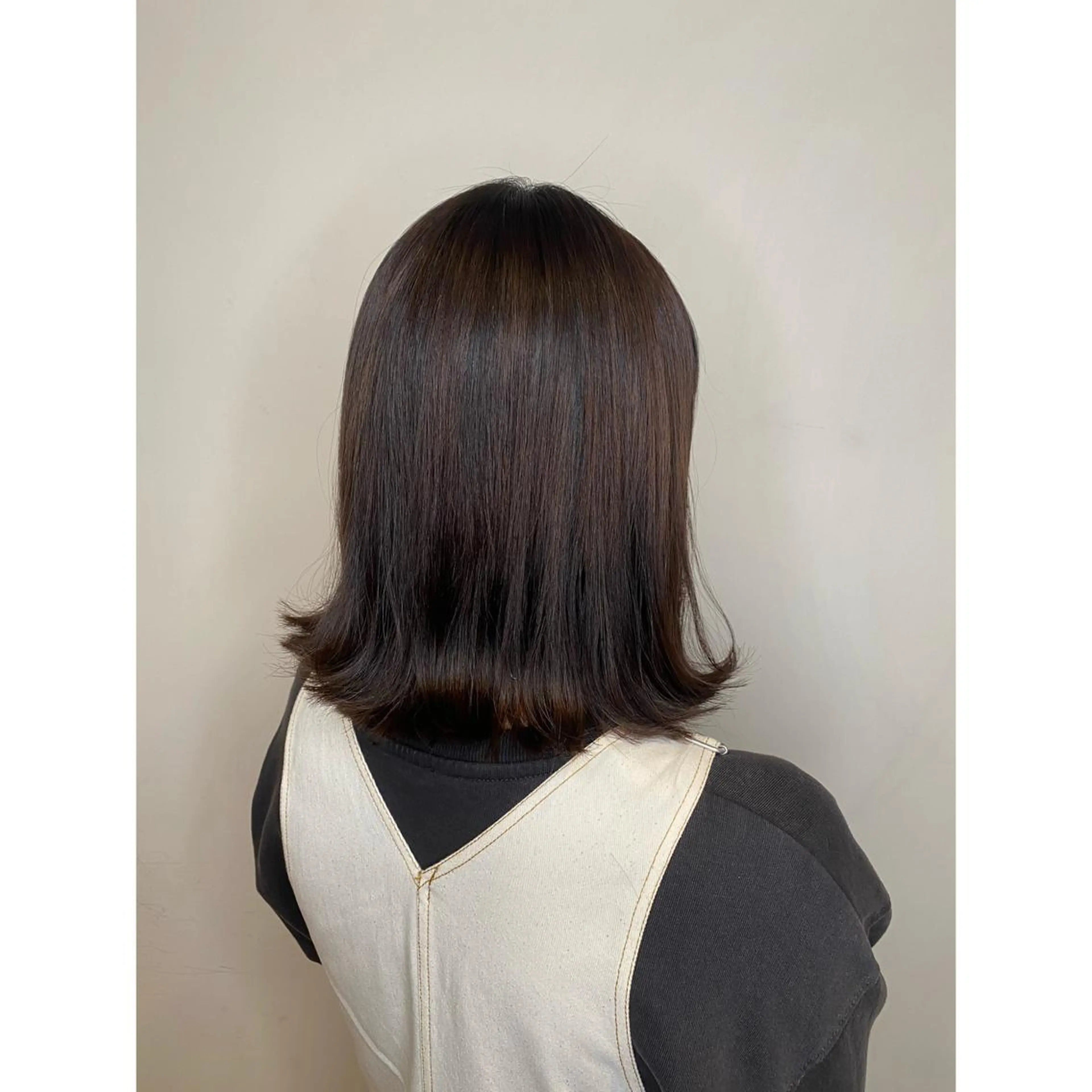 ミディアム カラー 透明感カラー グレージュ 外ハネヘア オーガニックカラー/ 髪質改善/暗髪/ボブのヘアスタイル