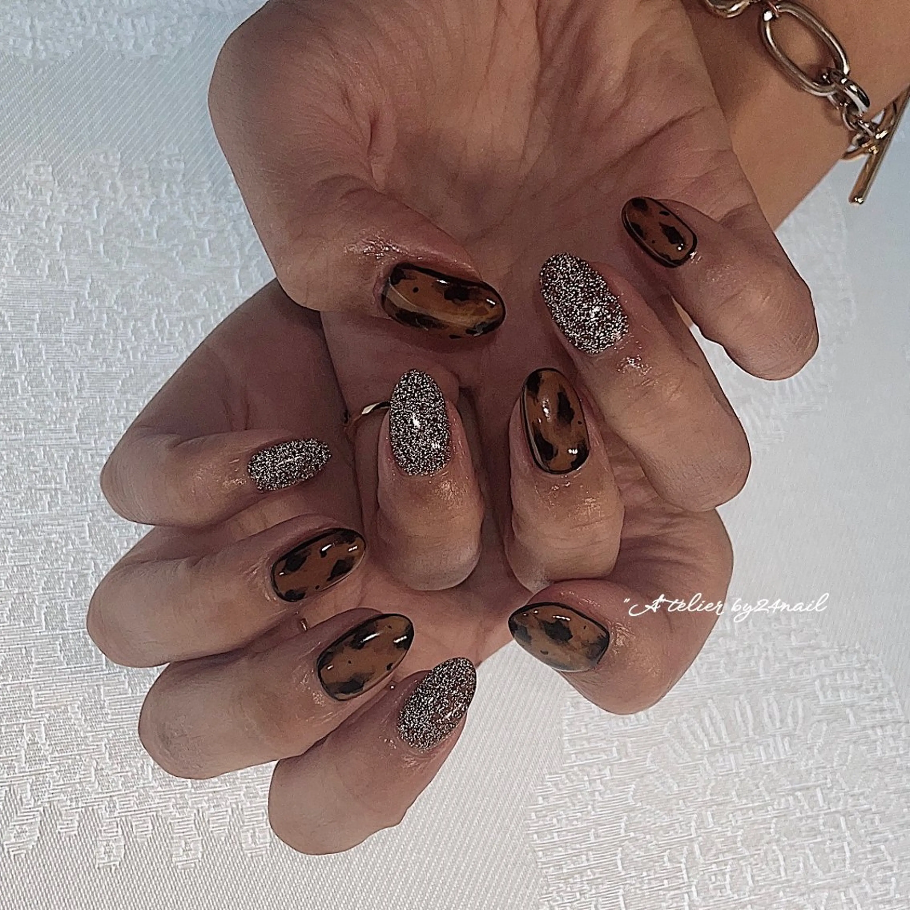 ネイル べっ甲ネイル ブラウン フラッシュネイル ニュアンスネイル シルバー ハンドネイル Atelier by 24nail/Ayaのネイルデザイン