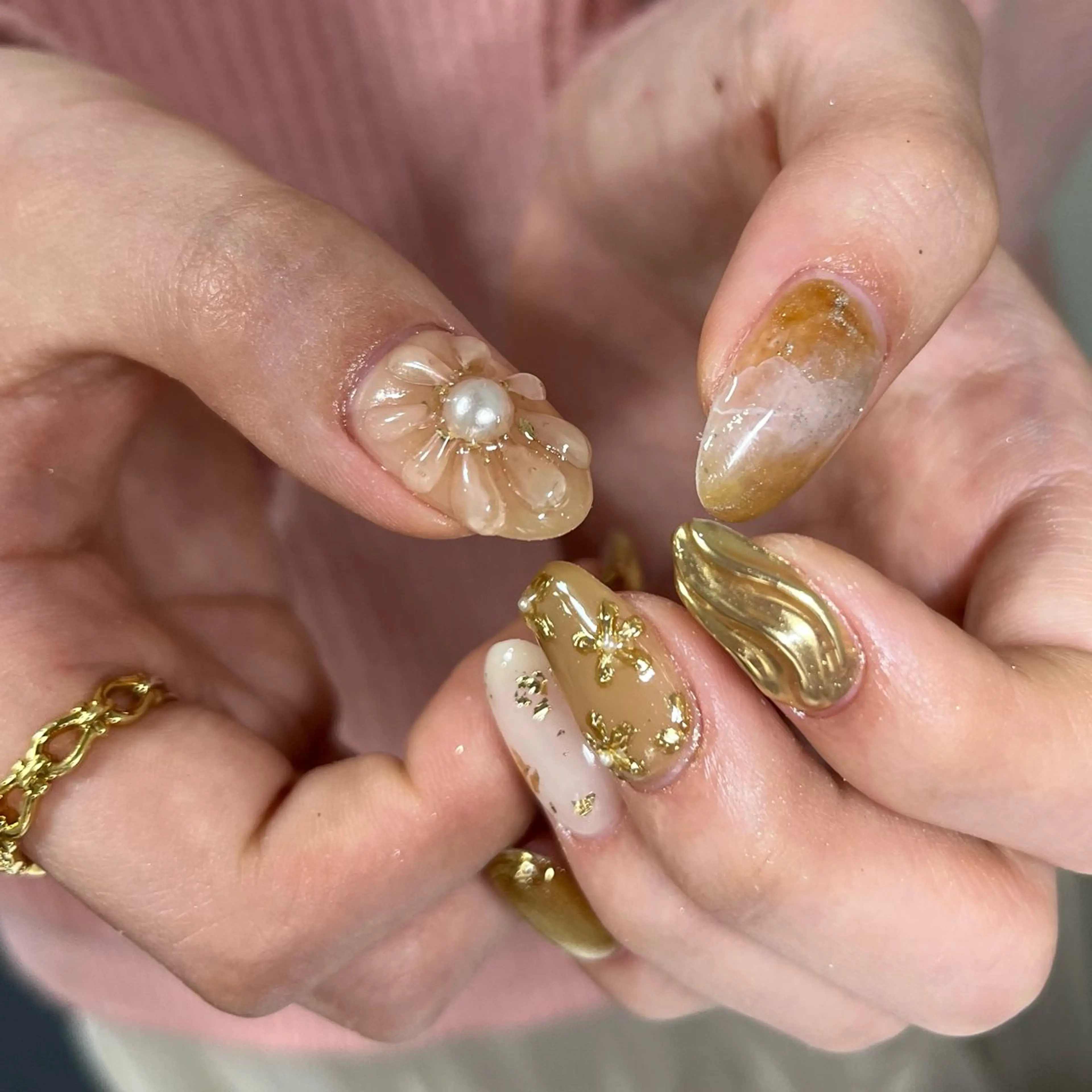ネイル アートネイル ゴールド ミラーネイル ニュアンスネイル ハンドネイル ハンドケア 🎀NAIL🎀 AI🪄︎︎◝✩のネイルデザイン