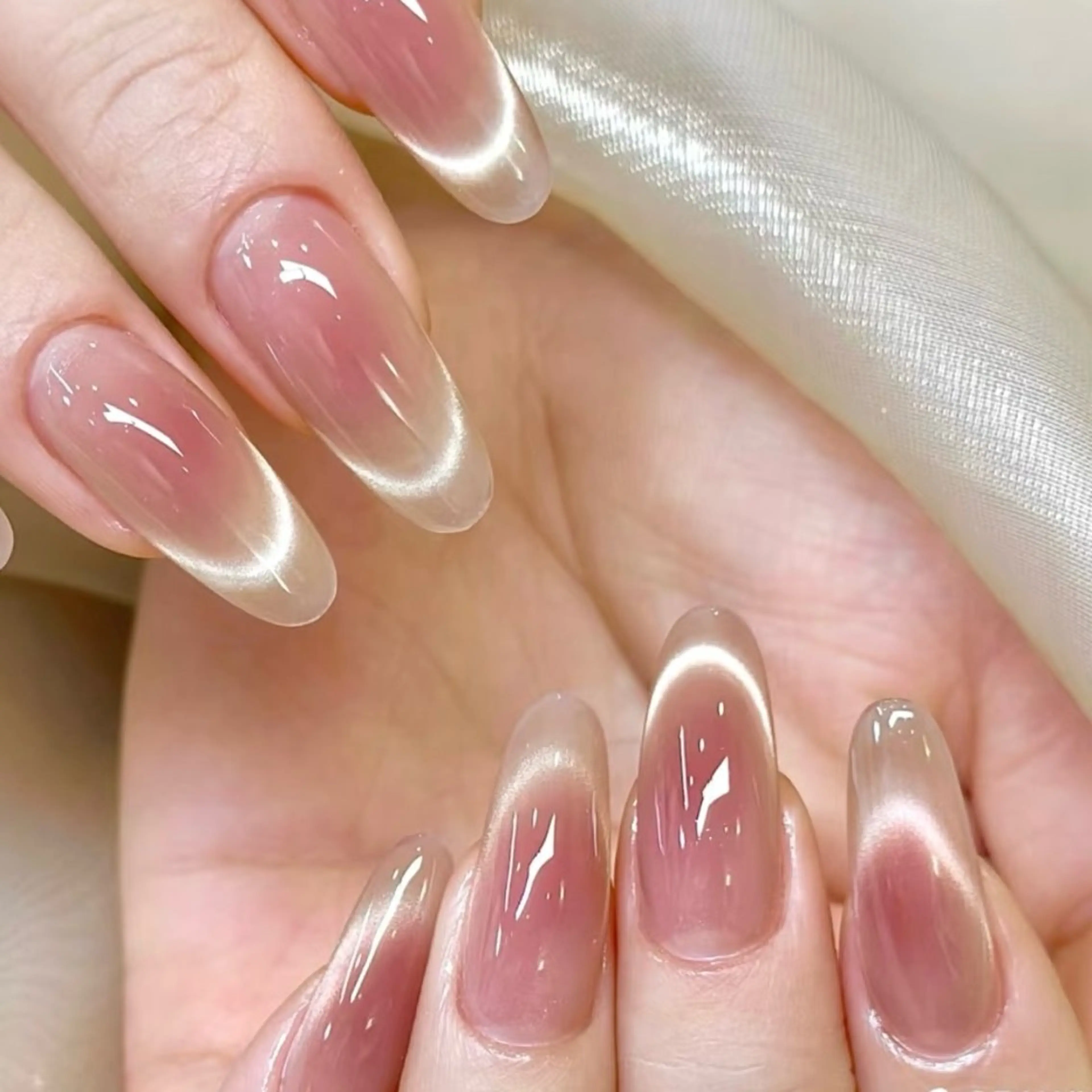 【ジェルオフ無料（ジェルのみ）】💎「サロンおすすめ」人気ワンホウチーク+マグネットフレンチ+ラインストーンの写真