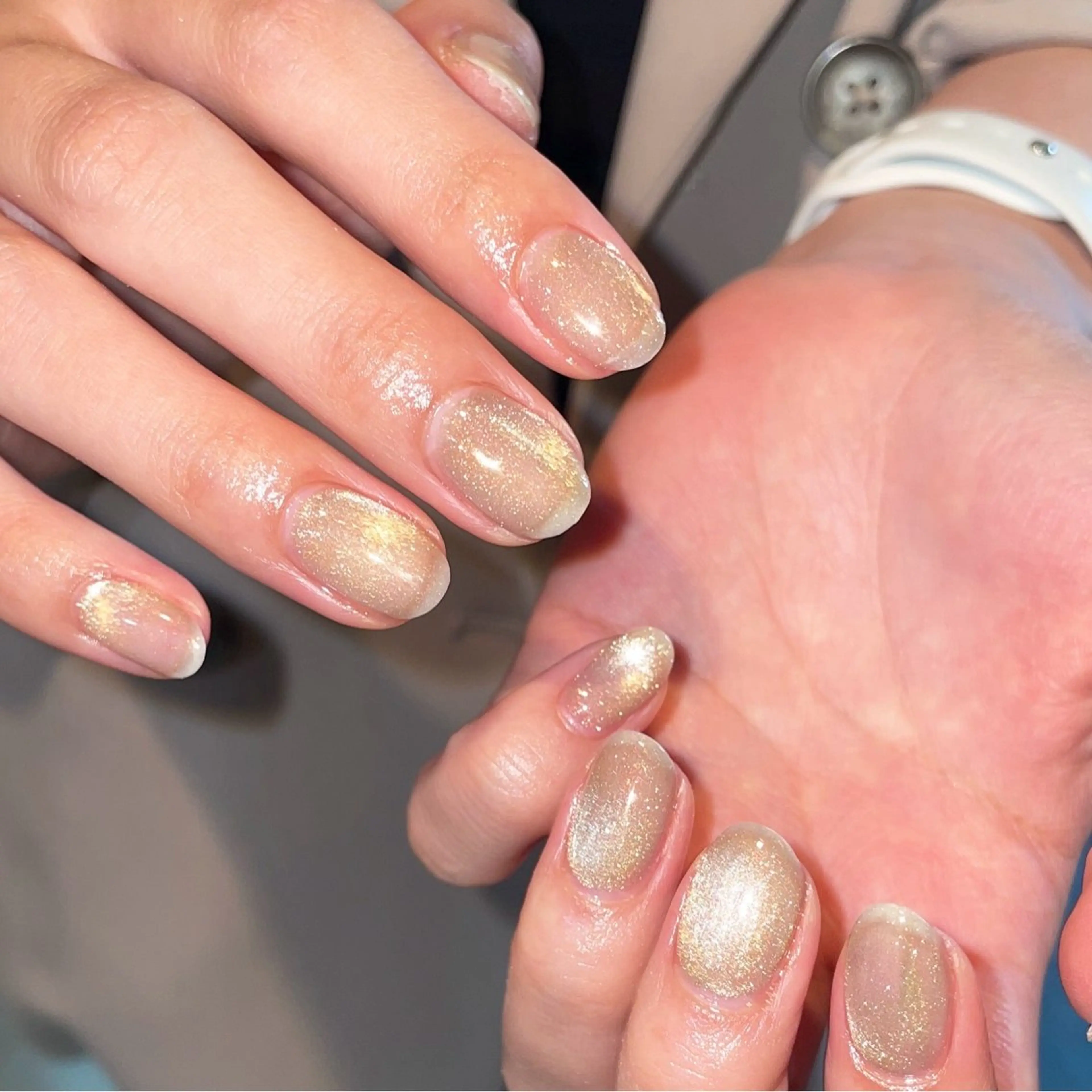 ネイル ゴールド キラキラネイル マグネットネイル ビー玉ネイル 黄色 ハンドネイル ハンドケア 🎀NAIL🎀 AI🪄︎︎◝✩のネイルデザイン